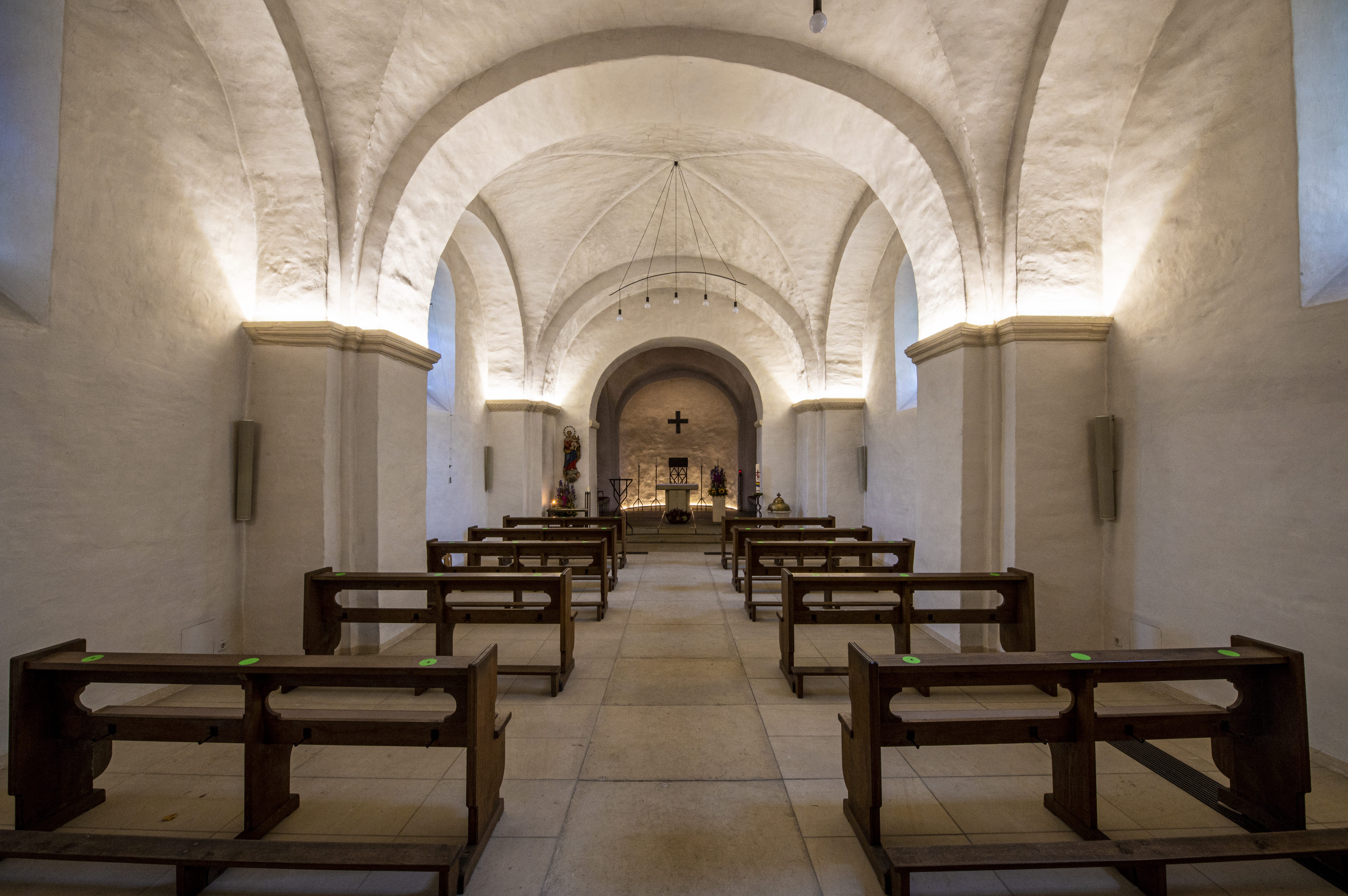Kircheninneres nach Osten mit den beiden Jochen der Saalkirche
