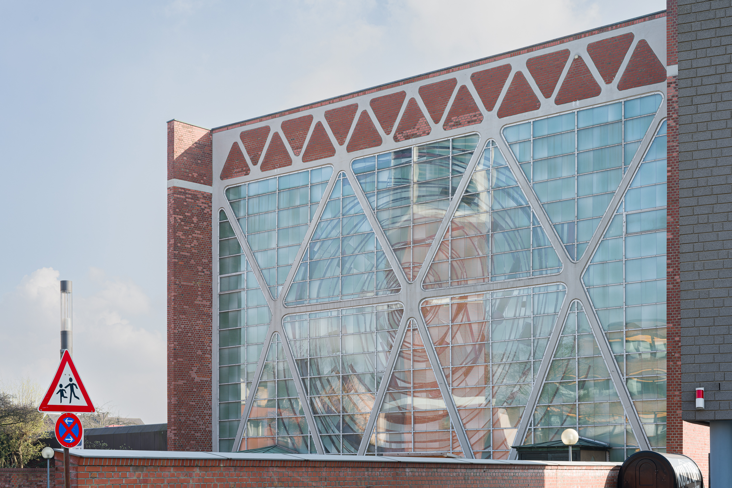 Fenster von Georg Meistermann an der Heilig-Kreuz-Kirche in Bottrop