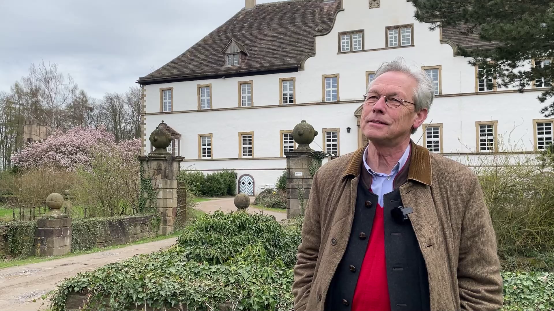 Bauherr und Architekt Alexander von Köckritz vor Schloss Wehrden