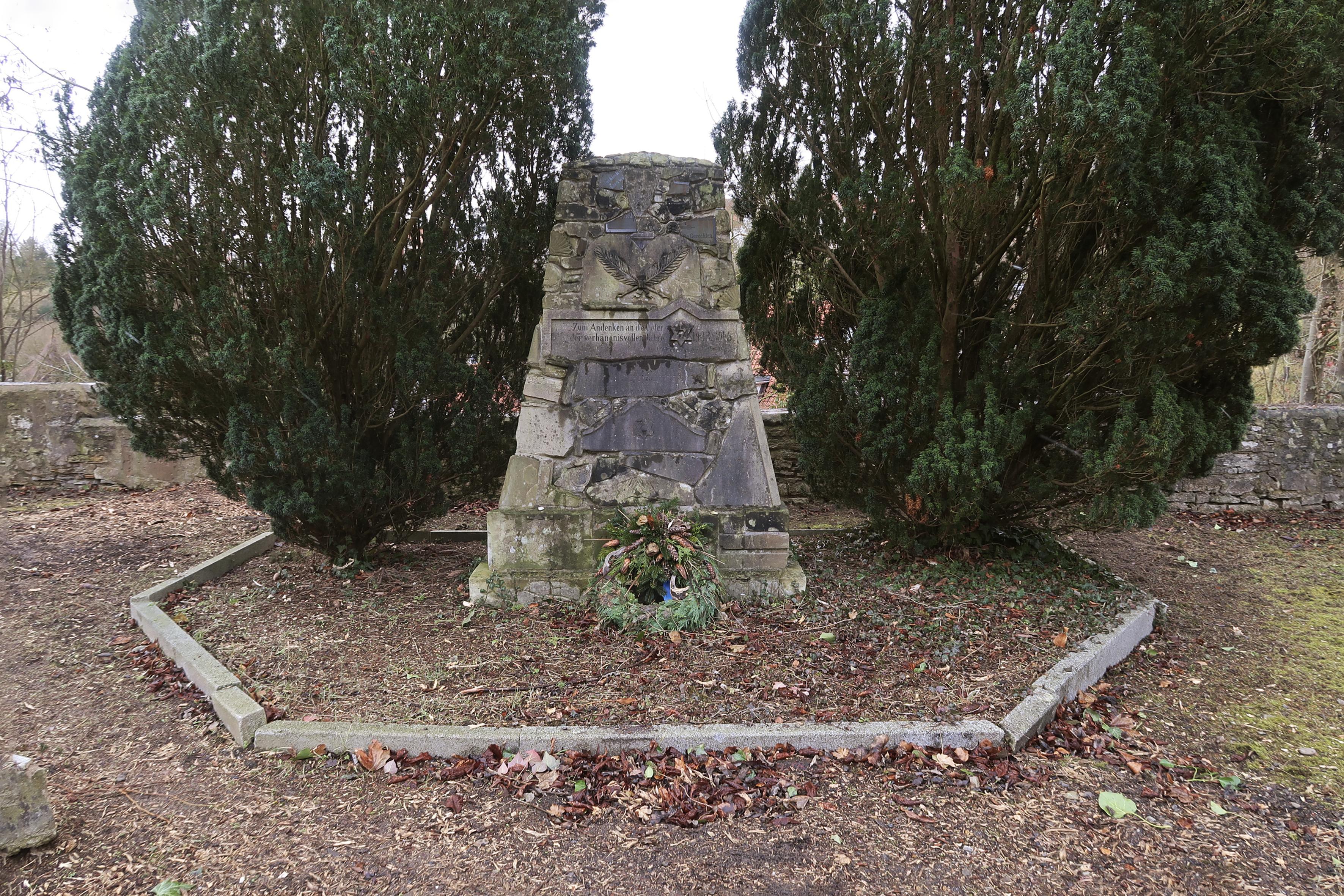 Jüdischer Friedhof Warburg, Vorderseite des Mahnmals 2022.