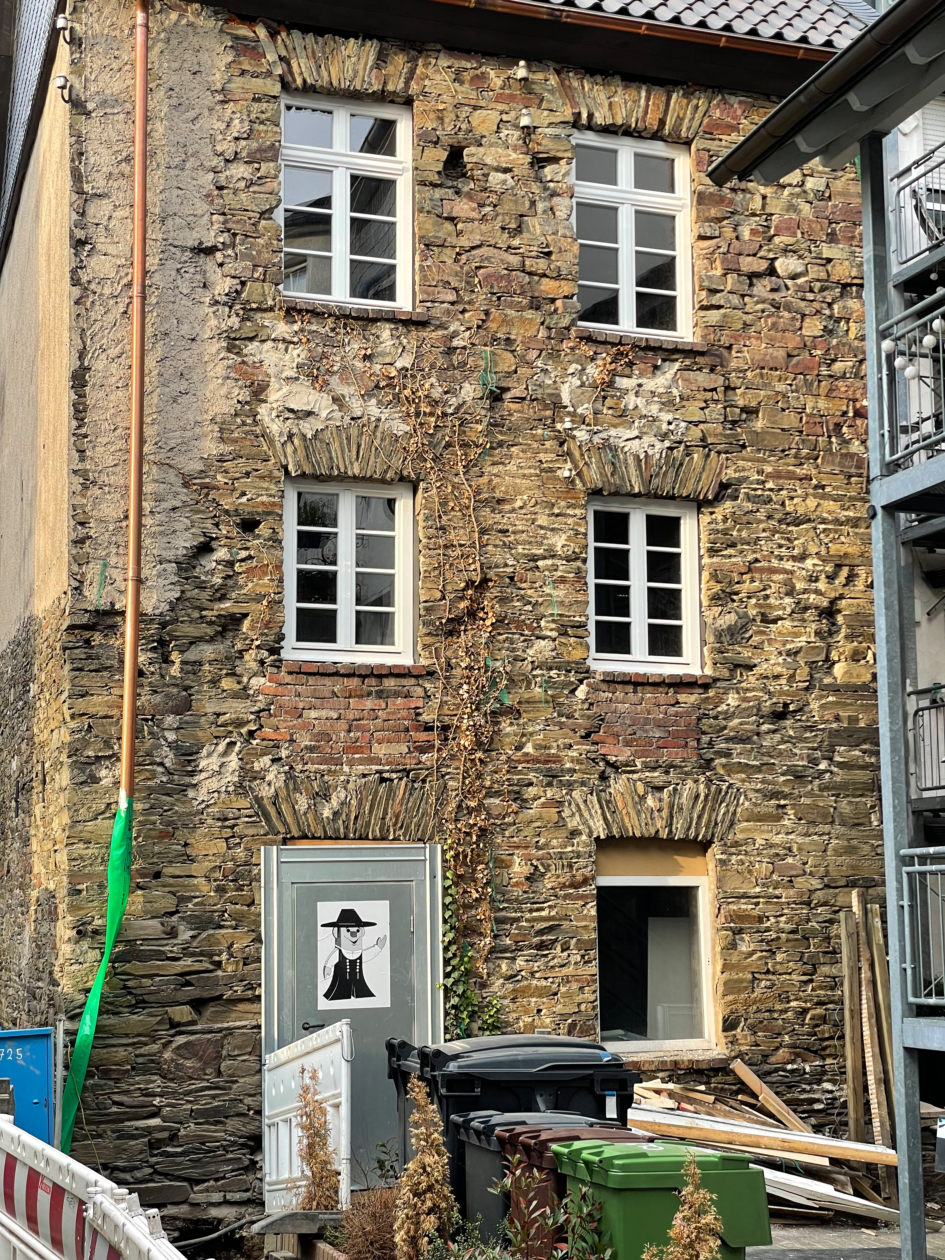 Die Fenster des zukünftigen Gildehauses in der Kölner Straße 3 in Attendorn