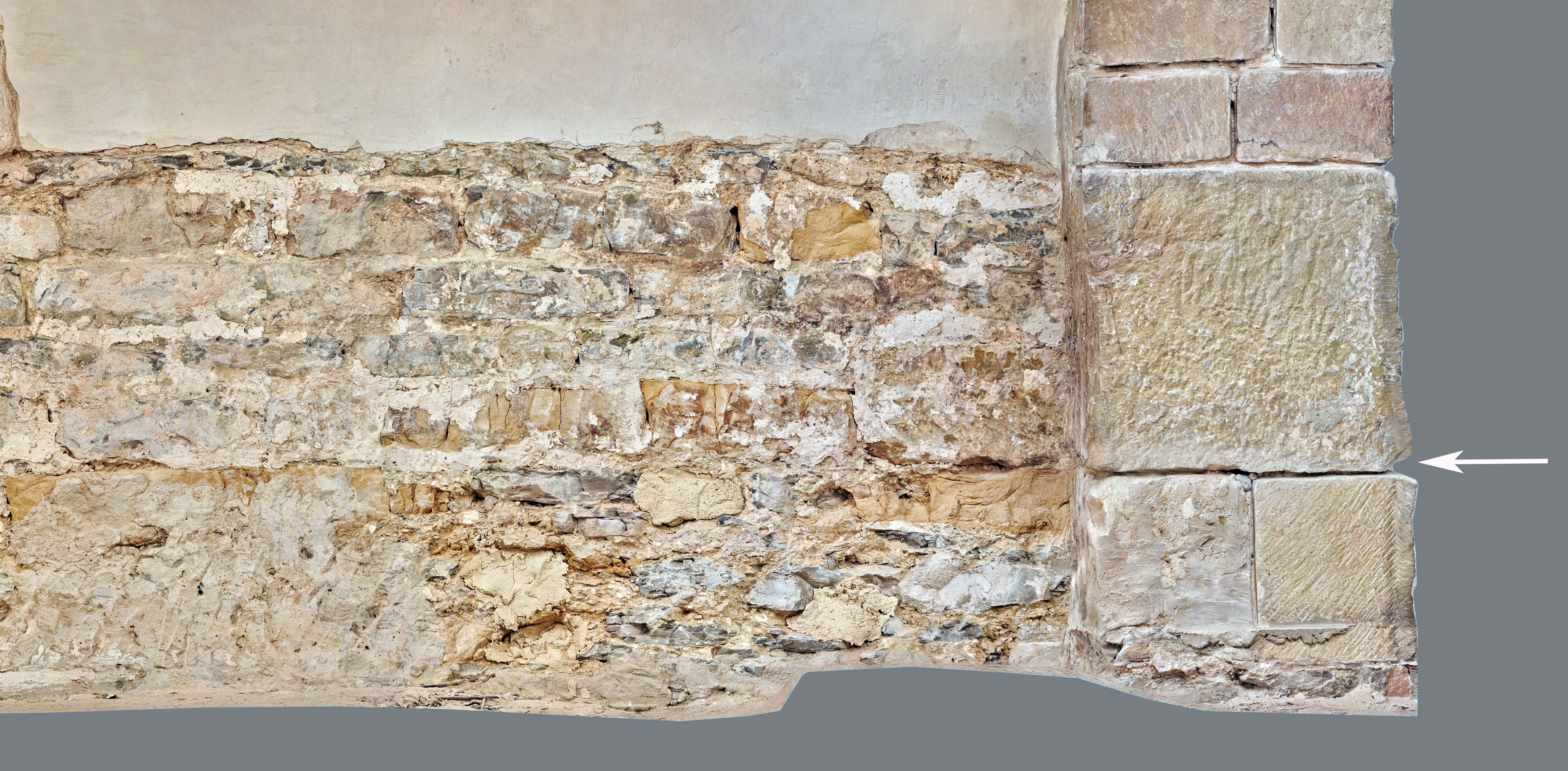 Südwand der Chorkrypta im 3. Joch von Osten, Orthofotografie mit durchlaufender Oberkante des 1915 bis auf die Wandfläche abgearbeiteten Banketts.