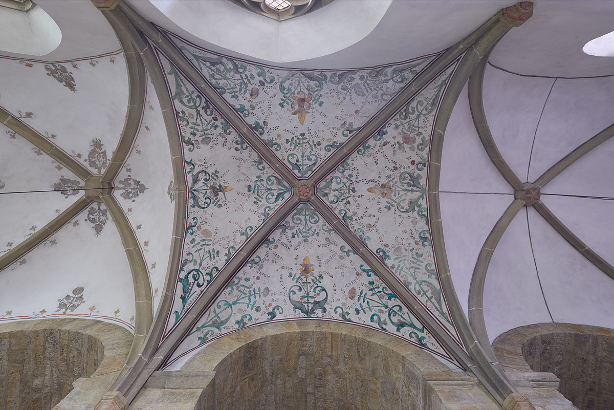 Ein Gewölbe des südlichen Seitenschiffs ist mit besonders üppiger Rankenmalerei von 1530 geschmückt.