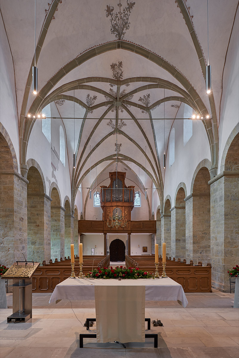 Blick durch das Mittelschiff nach Westen auf den Orgelprospekt von 1786.