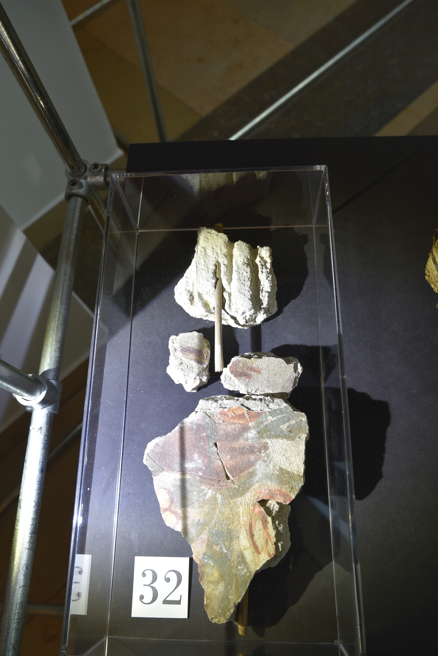 Fragmente eines bemalten Kalkputzes