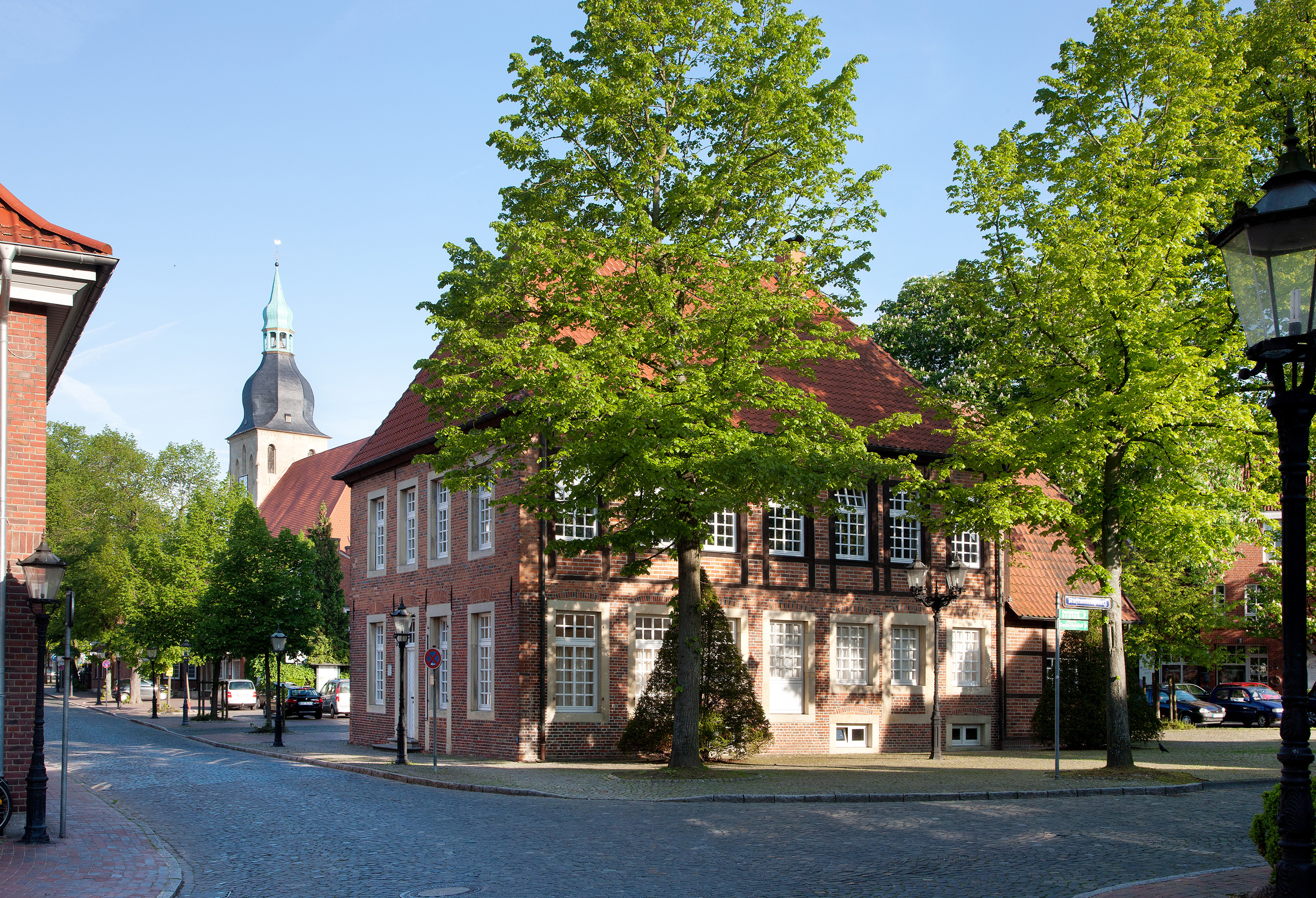 Die von Schlaun geplante „Große Allee“, heute Stiftsstraße mit der Alten Amtmannei und dem Turm von St. Martinus.