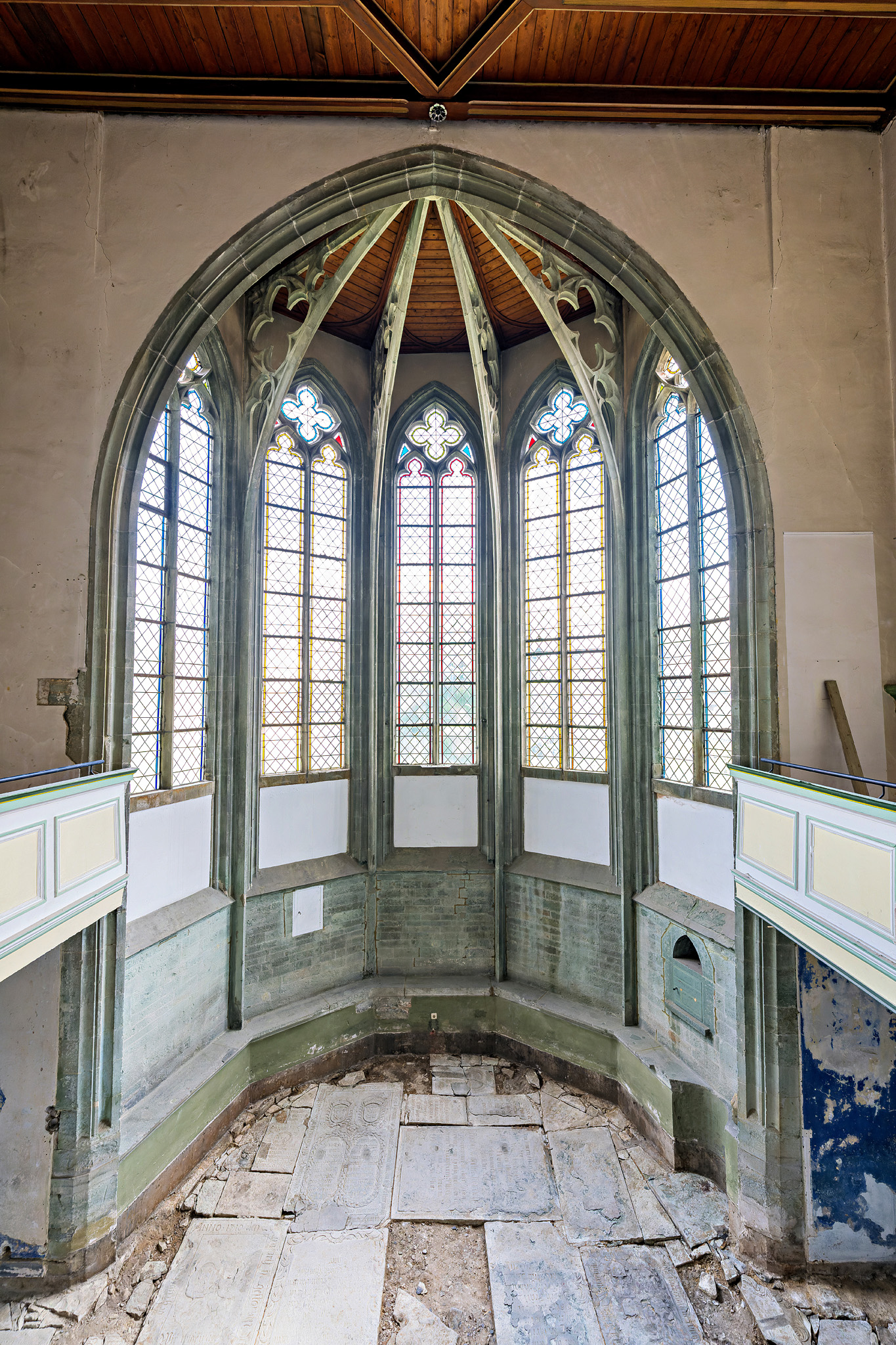 Blick in den Chor mit den aufgedeckten Grabplatten während der Maßnahme