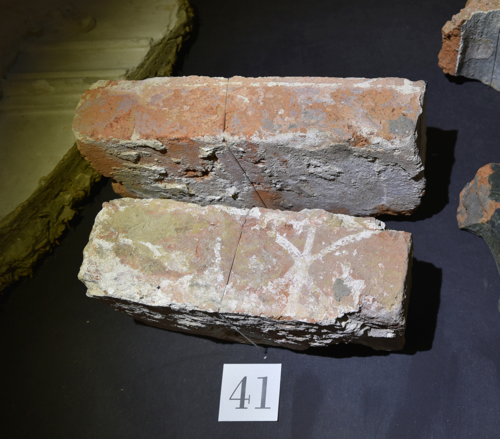 Zwei Backsteine aus einer Gefachfüllung Zwei Backsteine aus einer Gefachfüllung