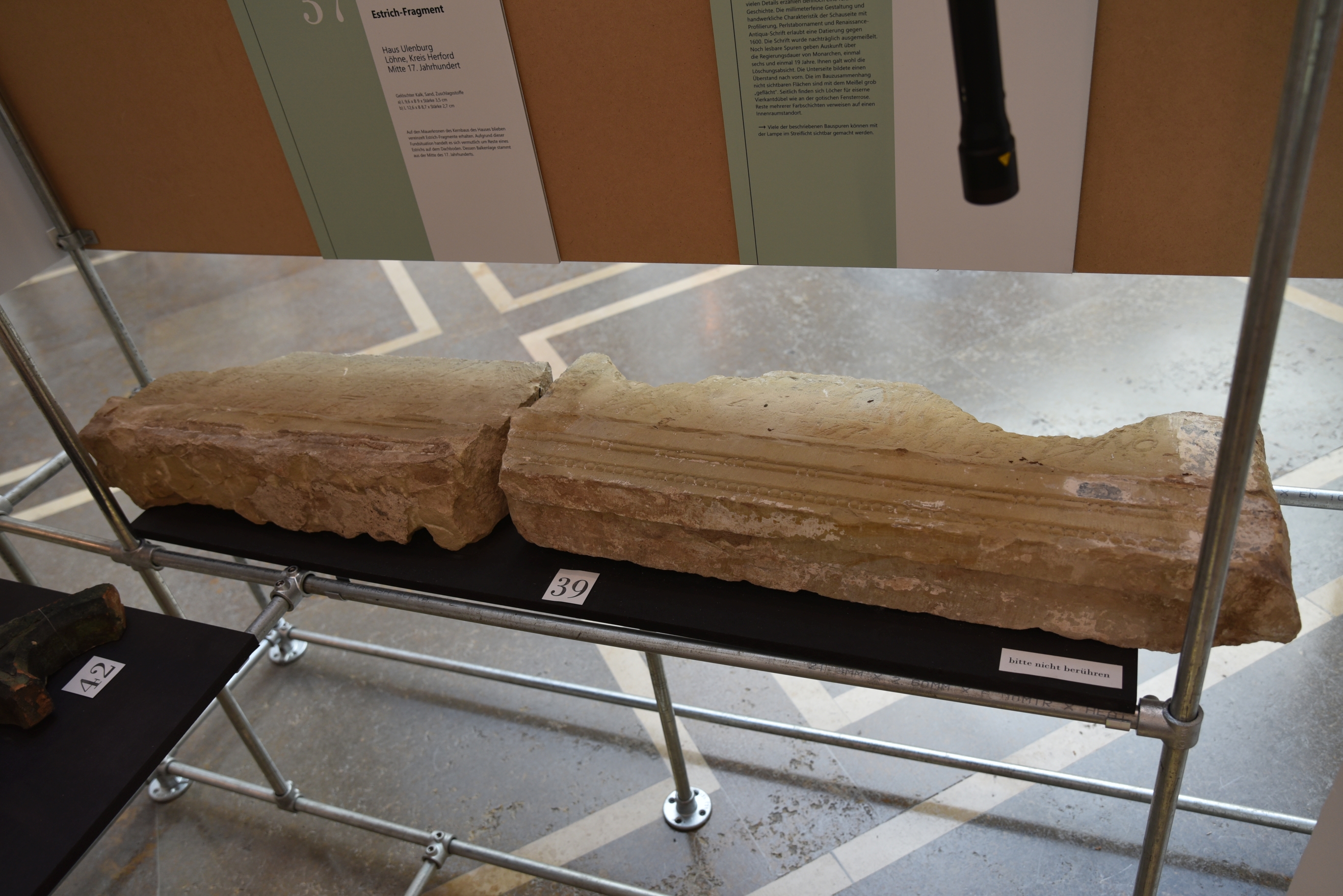 Zwei Werksteine mit Bearbeitungsspuren Zwei Werksteine mit Bearbeitungsspuren