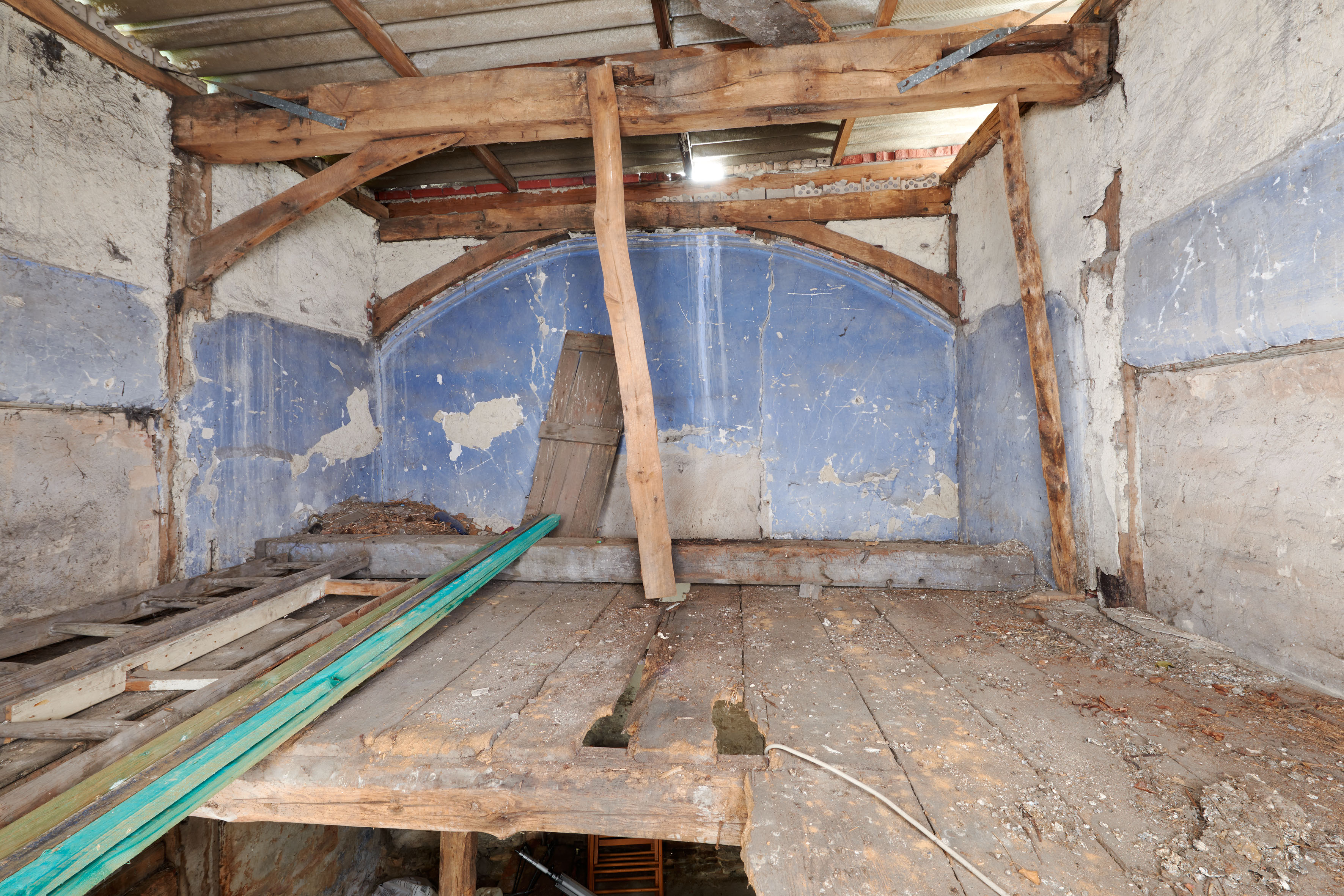Innenraum mit Zwischendecke und Farbfassung mit Ansatz des ehem. Tonnengewölbes an der nordwestlichen Wand vor der Restaurierung (2019)