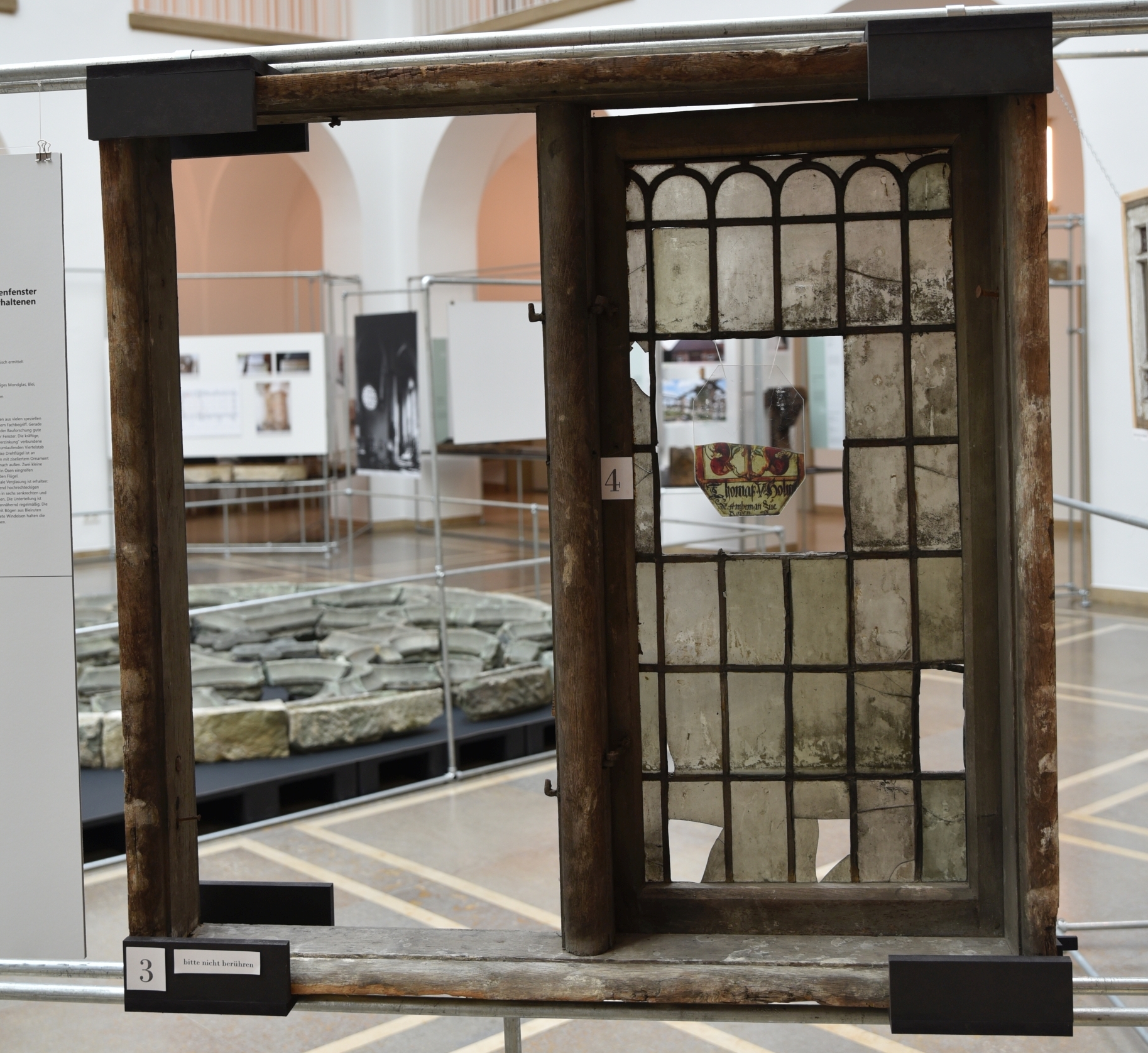 Zargenrahmenfenster mit einem erhaltenen Flügel Zargenrahmenfenster mit einem erhaltenen Flügel