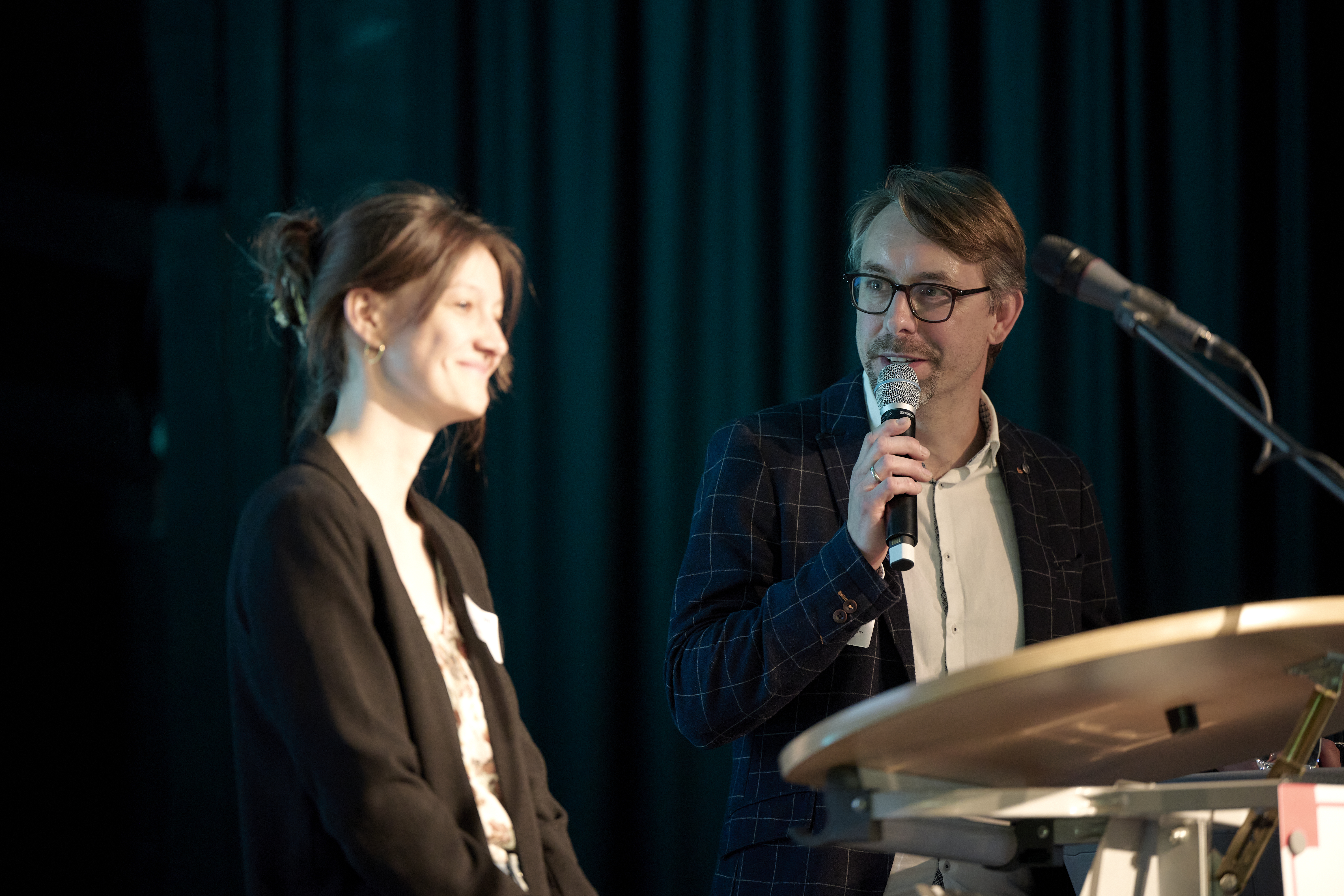 Sarina Werner vom Verein Schloss Senden e.V. und Marcus Weiß vom LWL-Denkmalfachamt