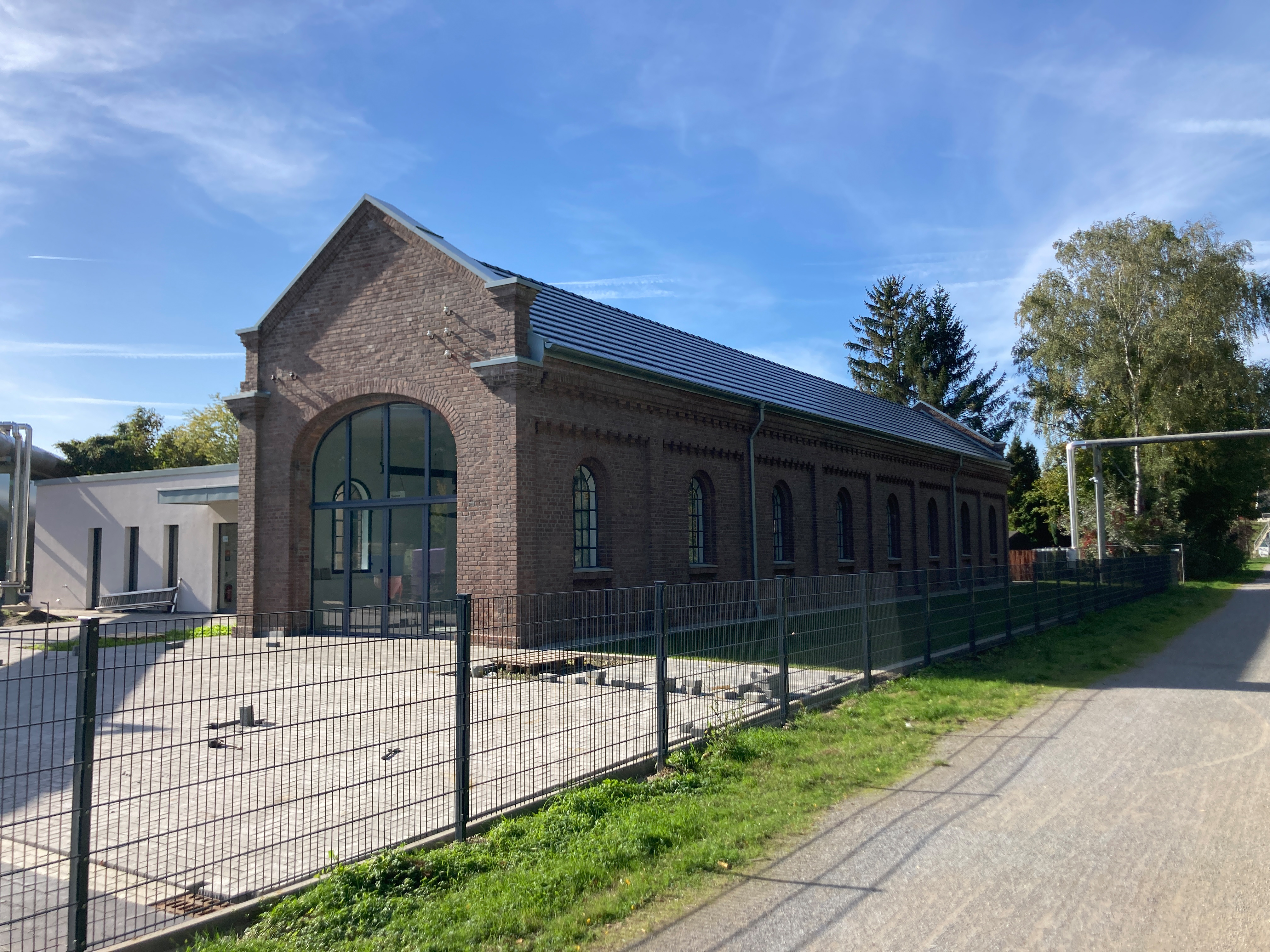 Lokomotiv-Werkstatt nach der Sanierung mit Anbau im Hintergrund.