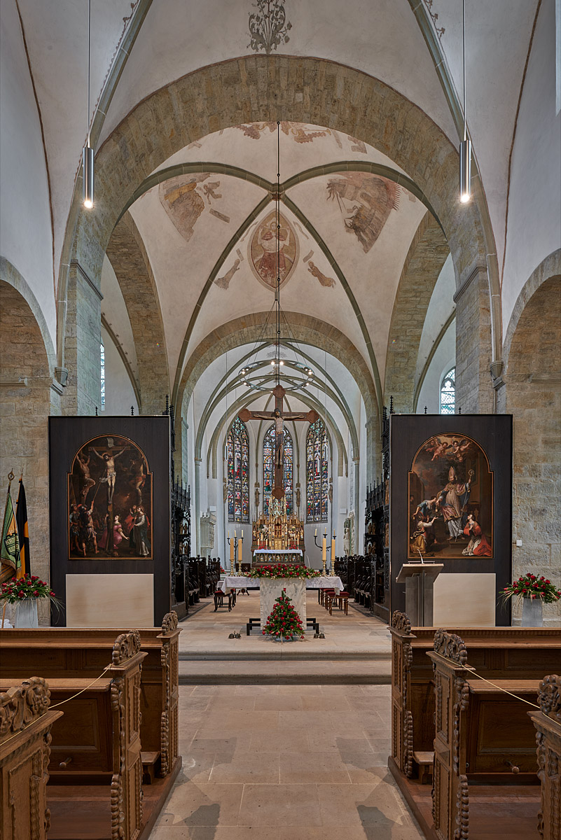 Der restaurierte Kirchenraum nach Osten mit den Gemälden der ehemaligen barocken Seitenaltäre in neuer Rahmung.