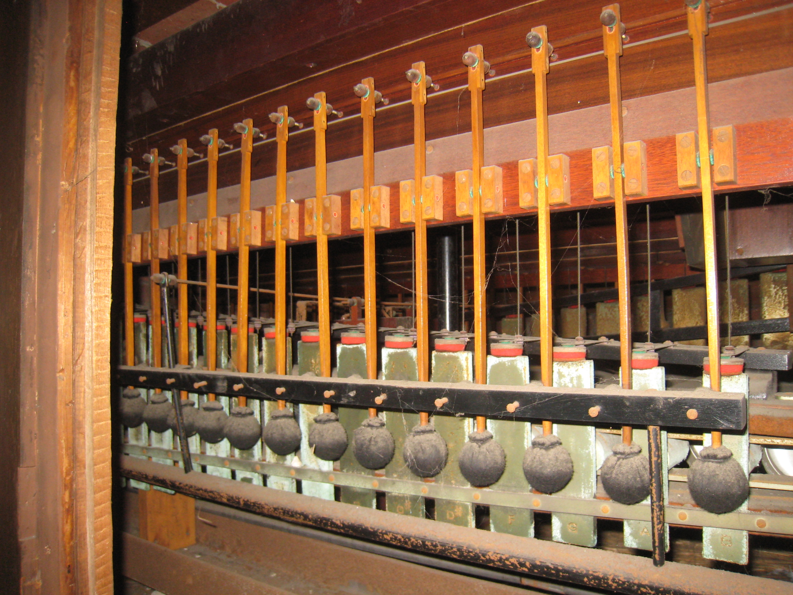 Mit Spinnweben überzogenen Innenansicht der Orgel