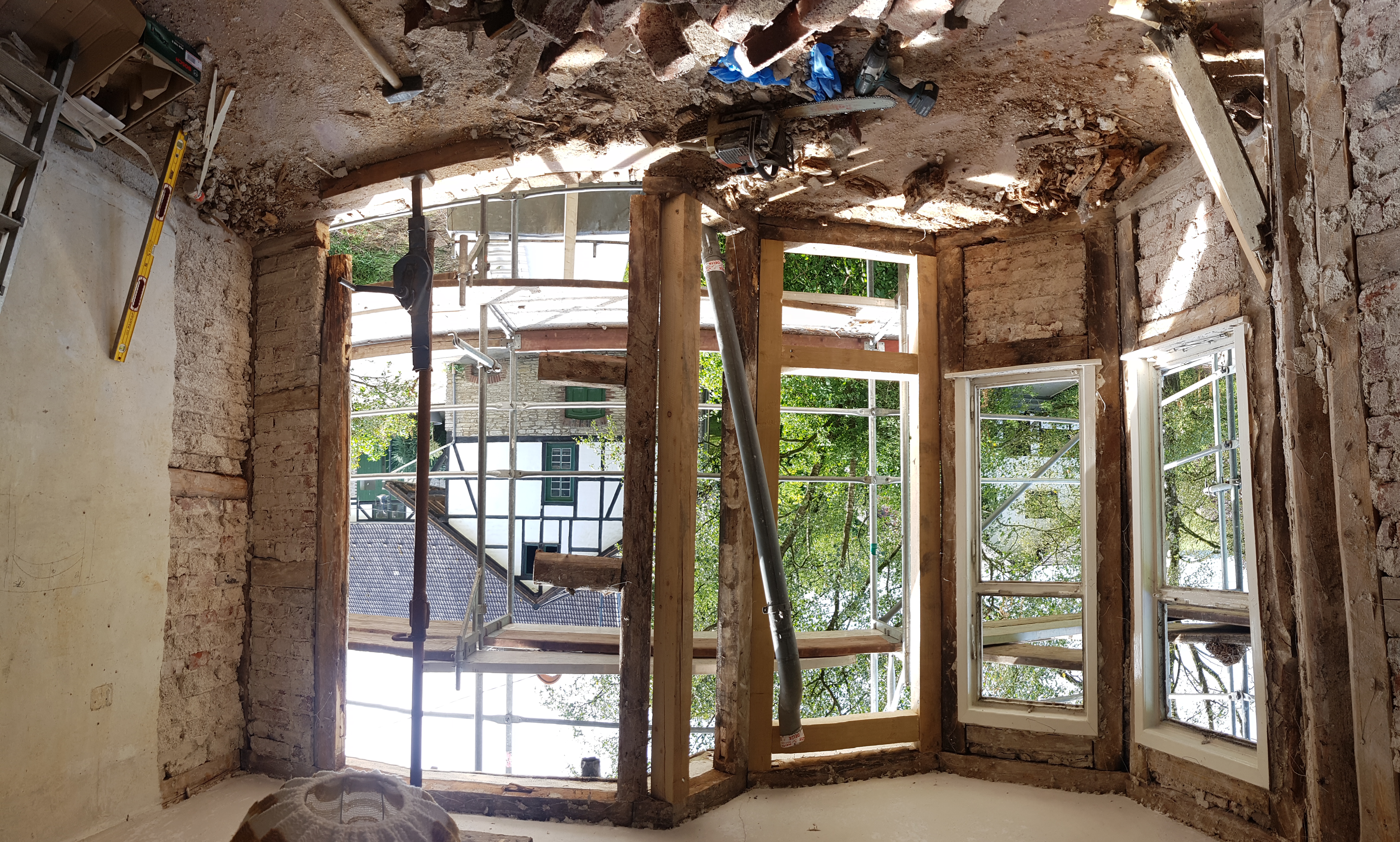 Während der Instandsetzungsmaßnahme, Blick durch die offenen Wände nach draußen.