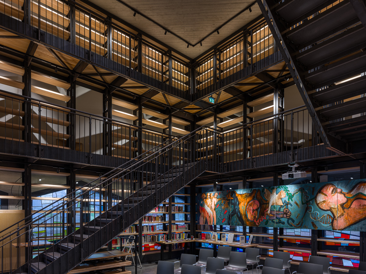 Innenansicht nach der Sanierung mit Stahlgerüst und eingebauten Regalen