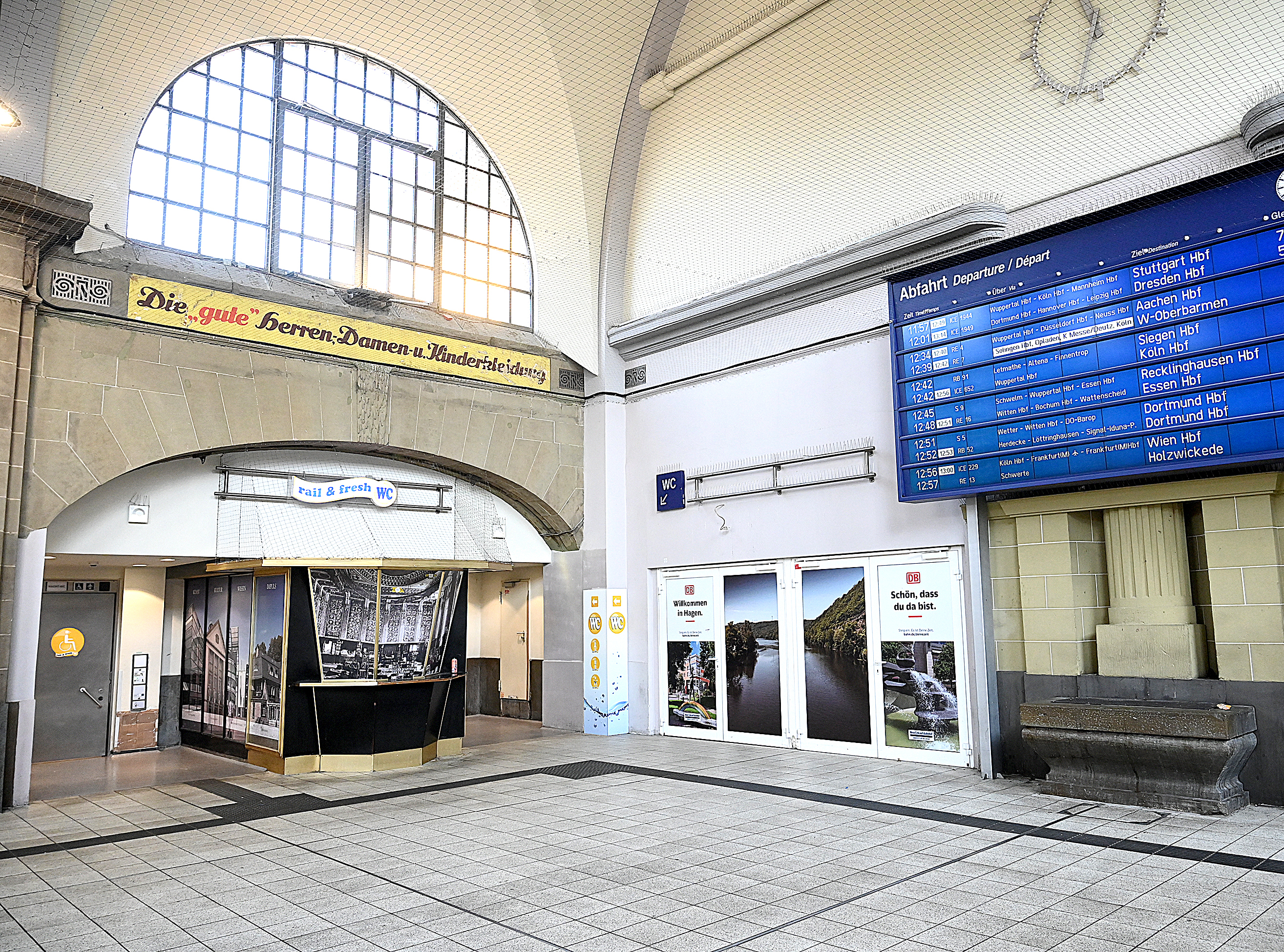 Kassenhäuschen in der Bahnhofshalle