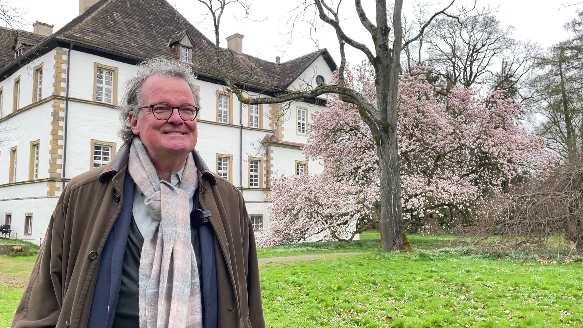 Dr. Christoph Heuter aus dem Referat Praktische Denkmalpflege des LWL-Fachamtes vor Schloss Wehrden