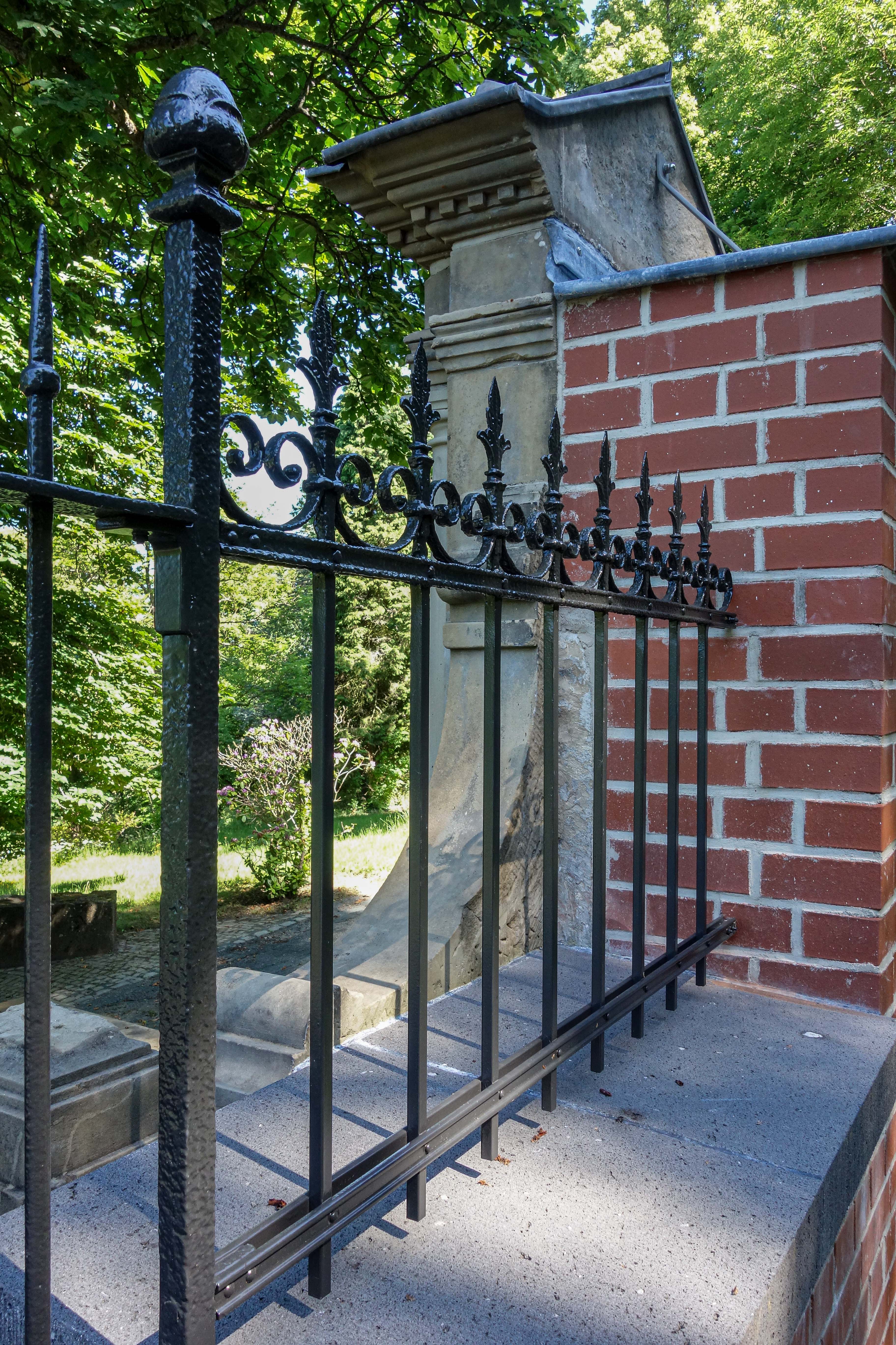 Metallgitter der Grabstätte Meinhard nach Konservierung 2022. Ständer, Spitzen u. Obergurt wurden erhalten, Stäbe u. Hespeneisen wurden erneuert