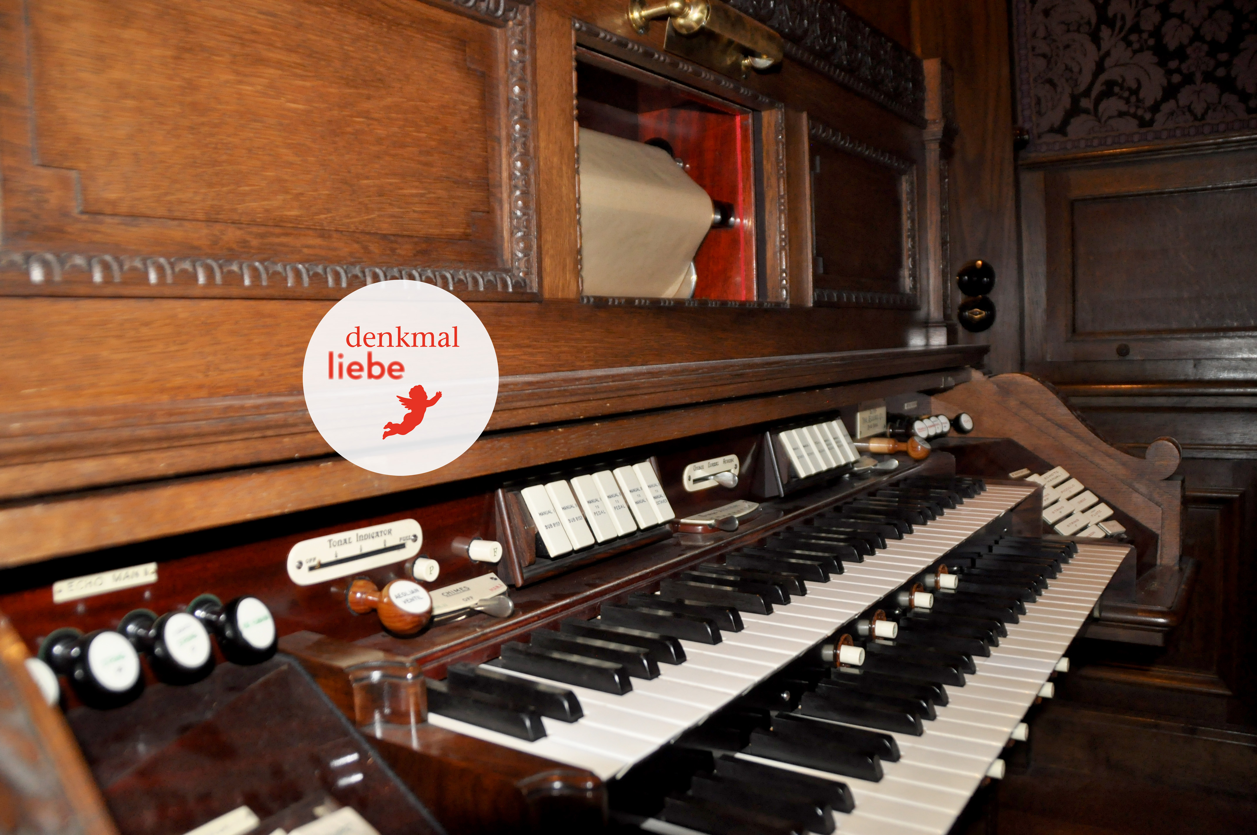 Spieltisch der Orgel