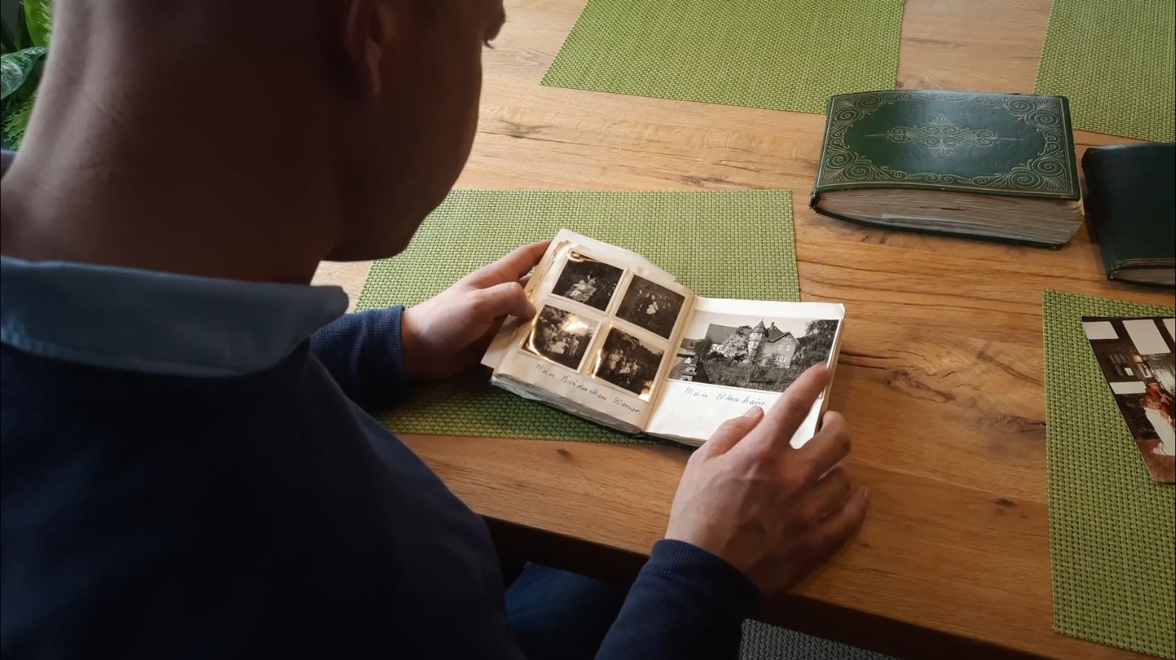 Eigentümer beim Blick ins Fotoalbum