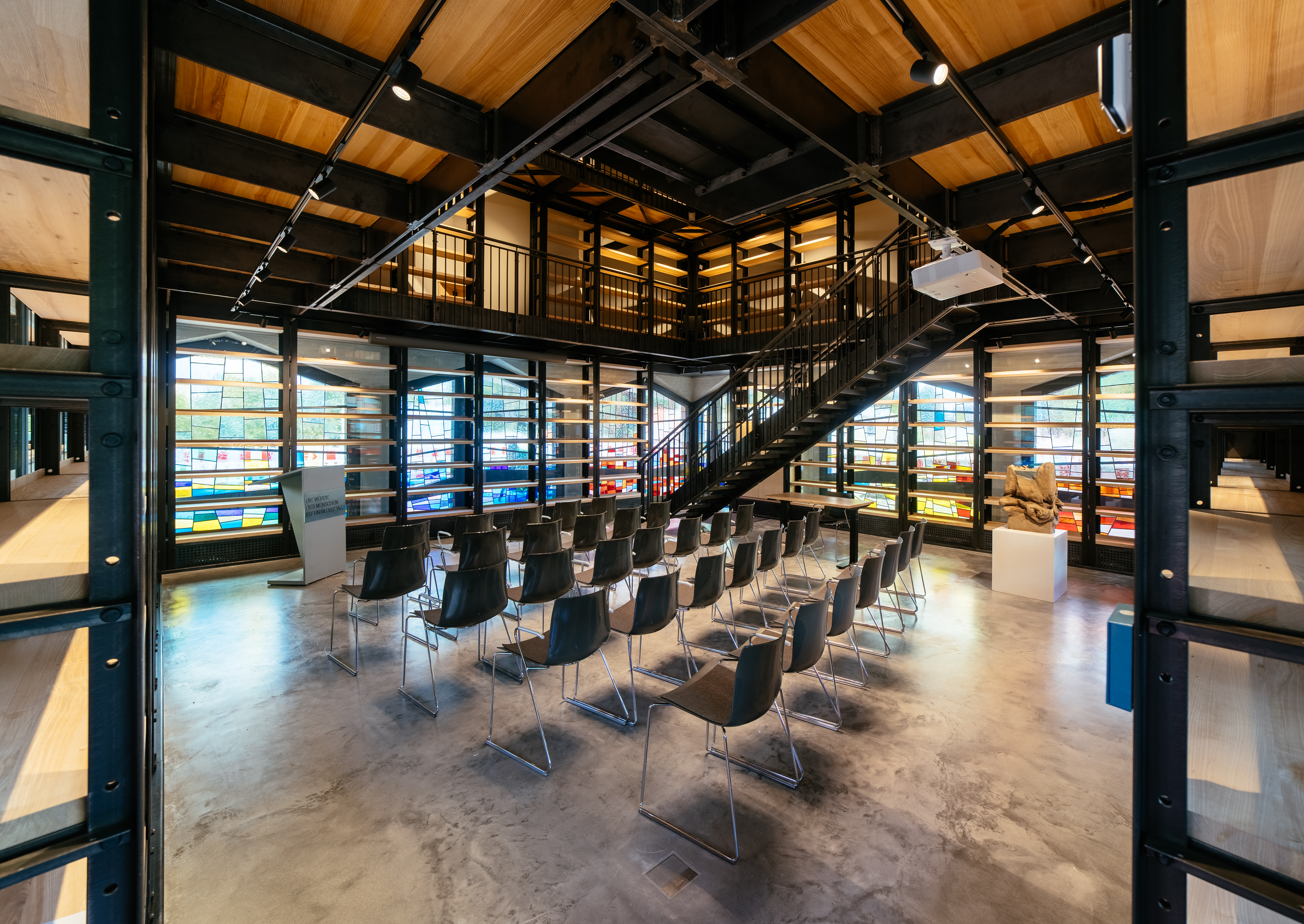 Innenansicht mit eingebauten, deckenhohen Regalen