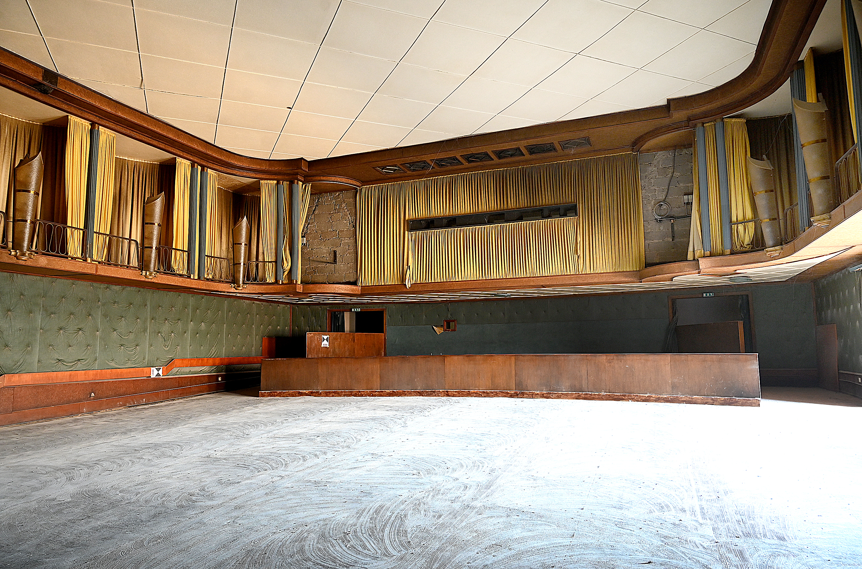 Kinosaal mit Blickrichtung zum Vorführraum, oben seitlich befinden sich Tütenlampen vor Logenattrappen