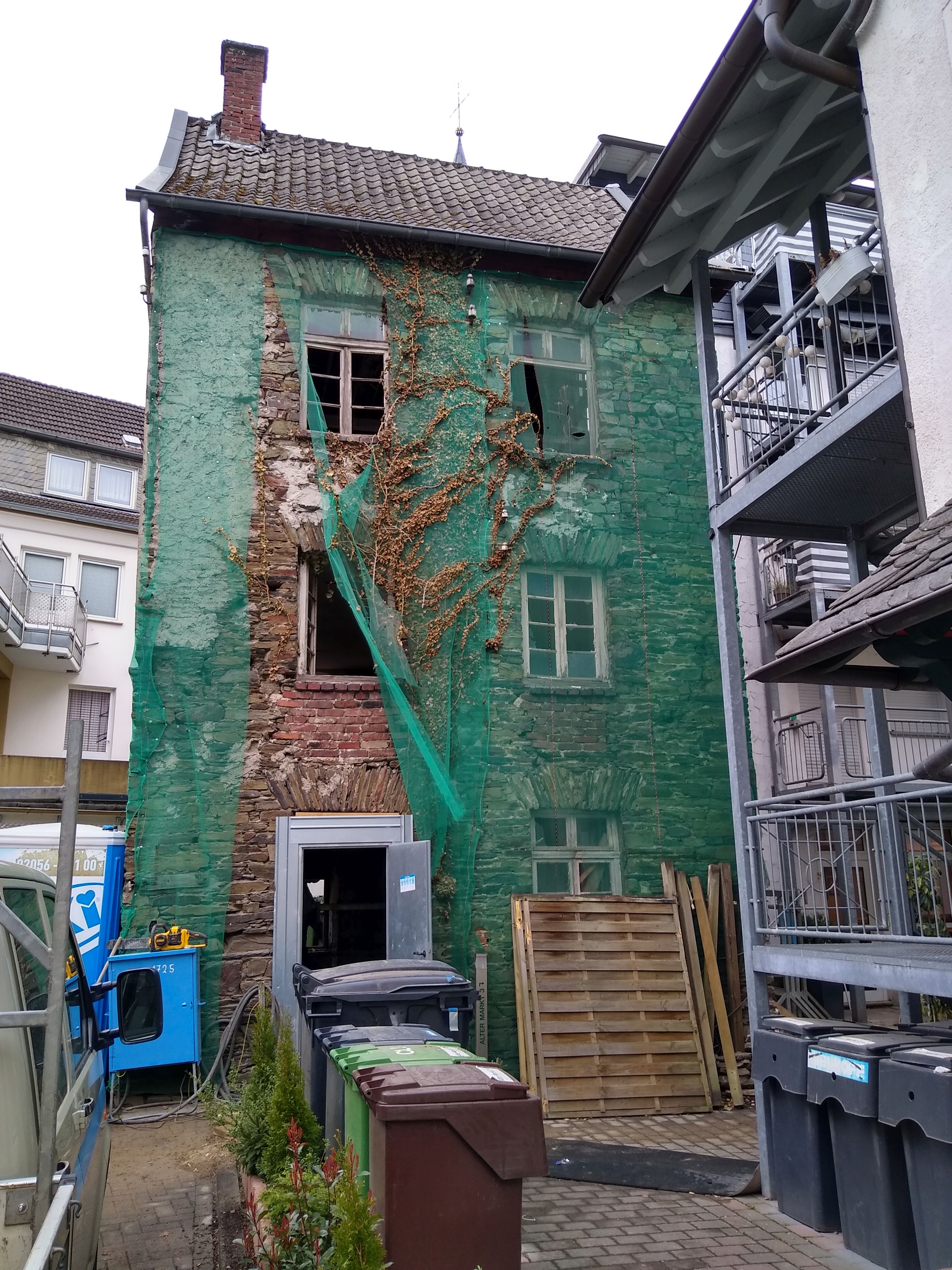 Zustand der Fenster vor der Sanierung.