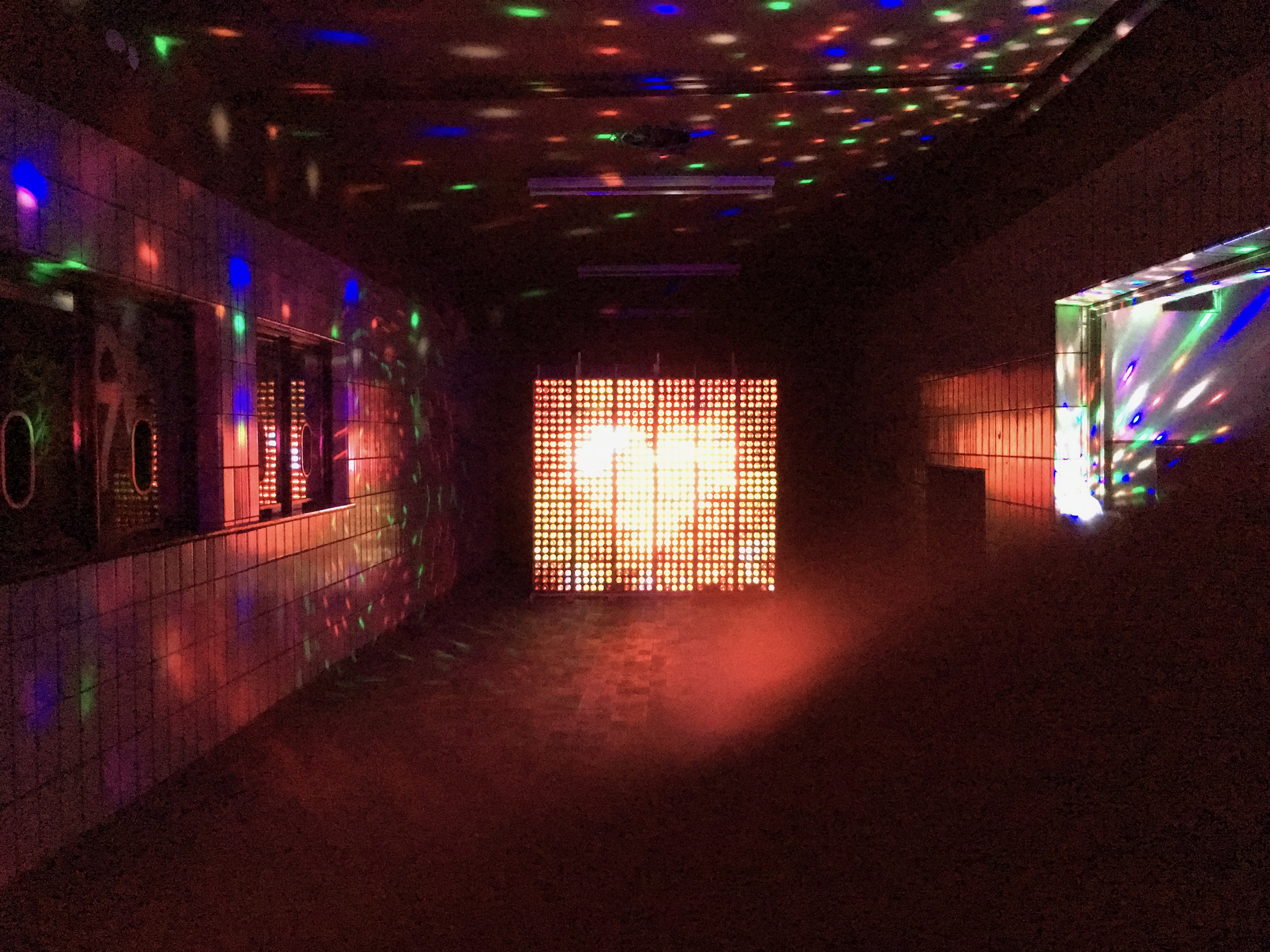 Einige Vereinsmitglieder sind über die Pläne des Geländes gebeugt und beraten sich