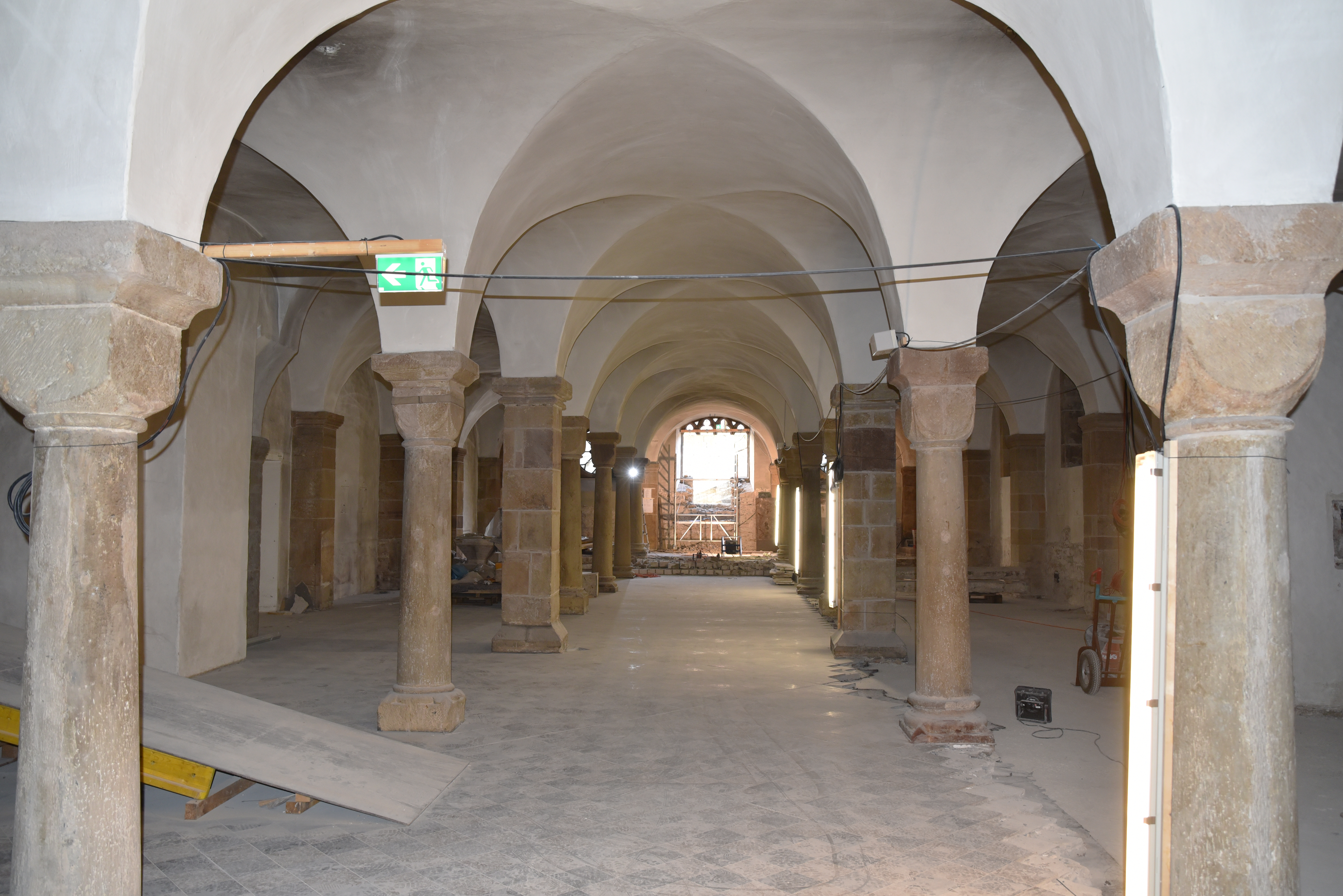 Die Paderborner Hallenkrypta während der Sanierung 2022. Blick nach Osten