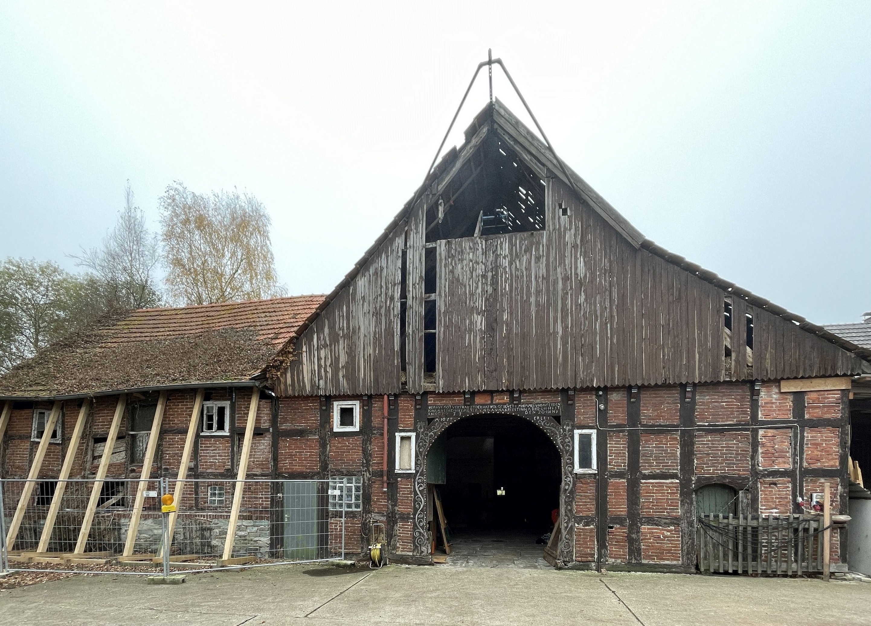 Hof Reinkemeier, Wohngiebel mit Haupthaus von 1733 und Schweinestall mit Wohnobergeschoss von 1929 Hof Reinkemeier, Wohngiebel mit Haupthaus von 1733 und Schweinestall mit Wohnobergeschoss von 1929