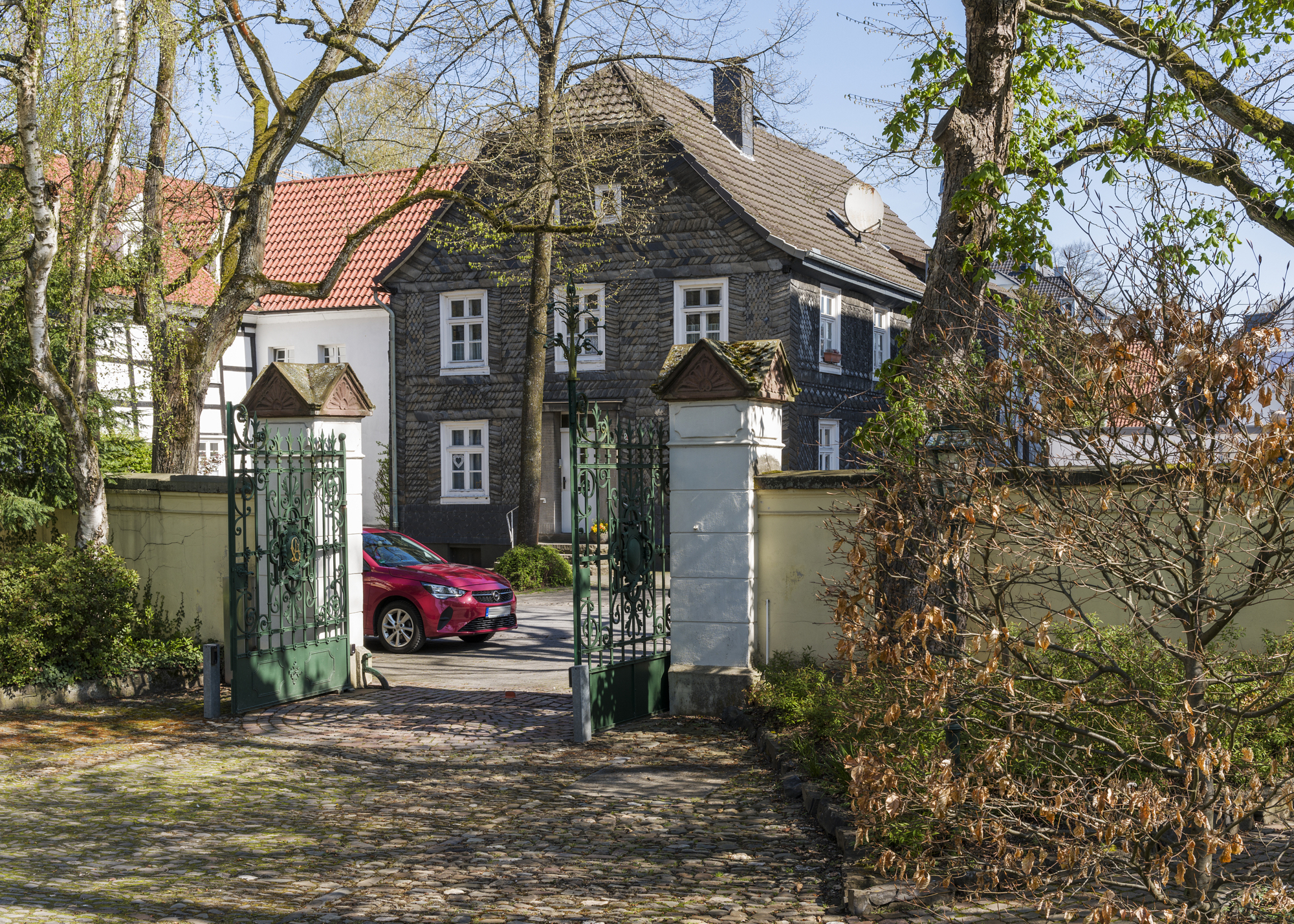 Das repräsentative Tor gibt den Blick auf die historische Bebauung der Burgstraße frei.