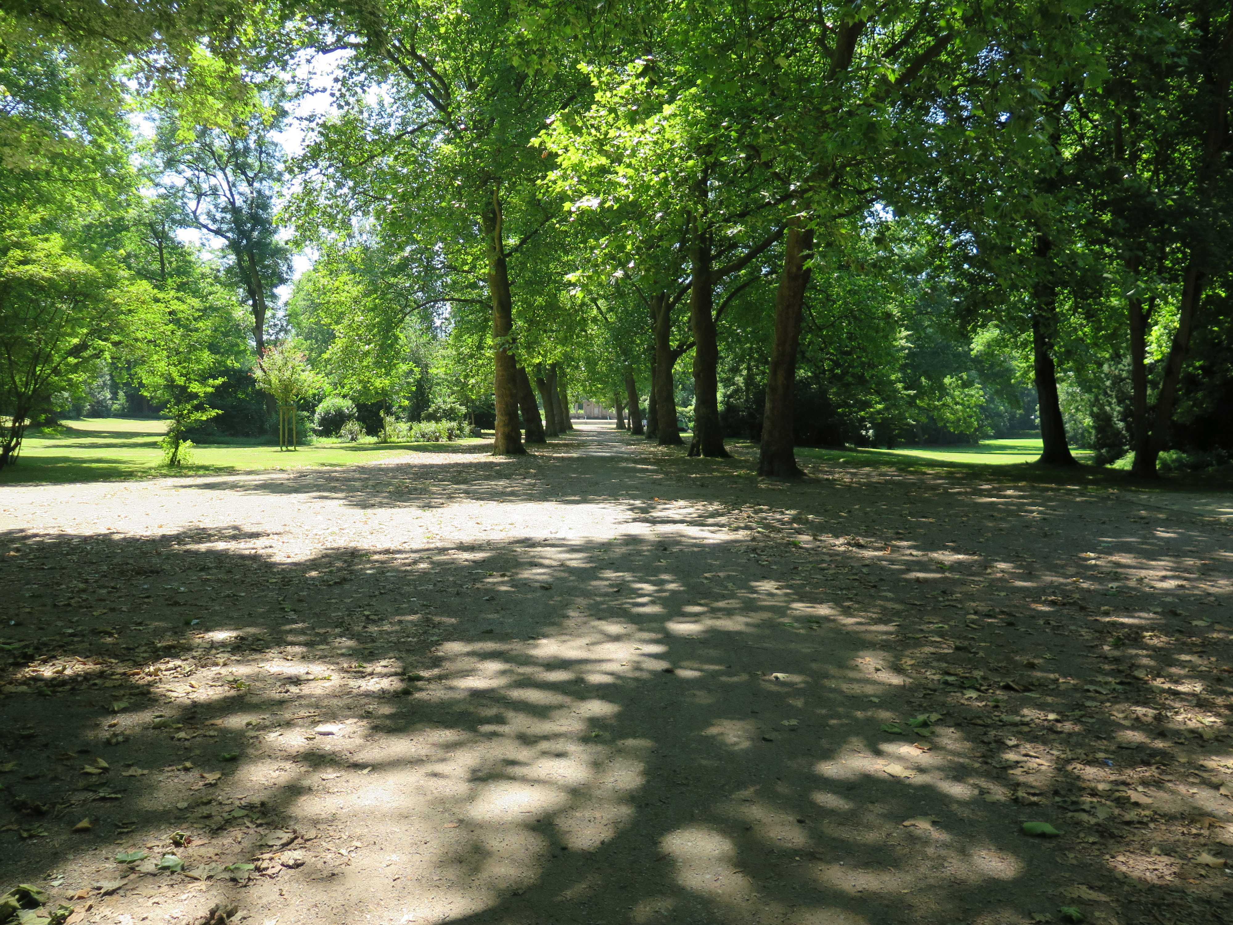 Blick durch die Große Allee auf das Mahnmal im Südteil des Stadtgartens und in zwei Sichtschneisen