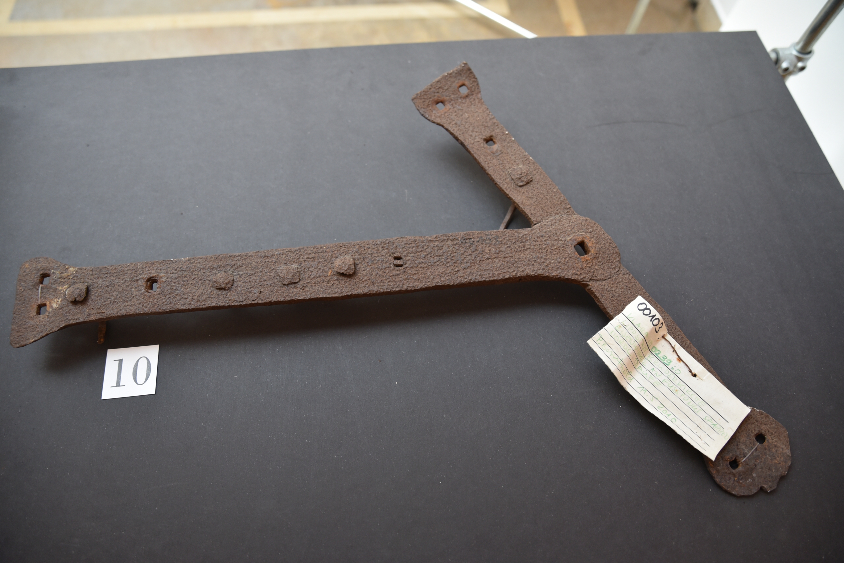 Eisenlasche zur Verbindung von Dachhölzern Eisenlasche zur Verbindung von Dachhölzern