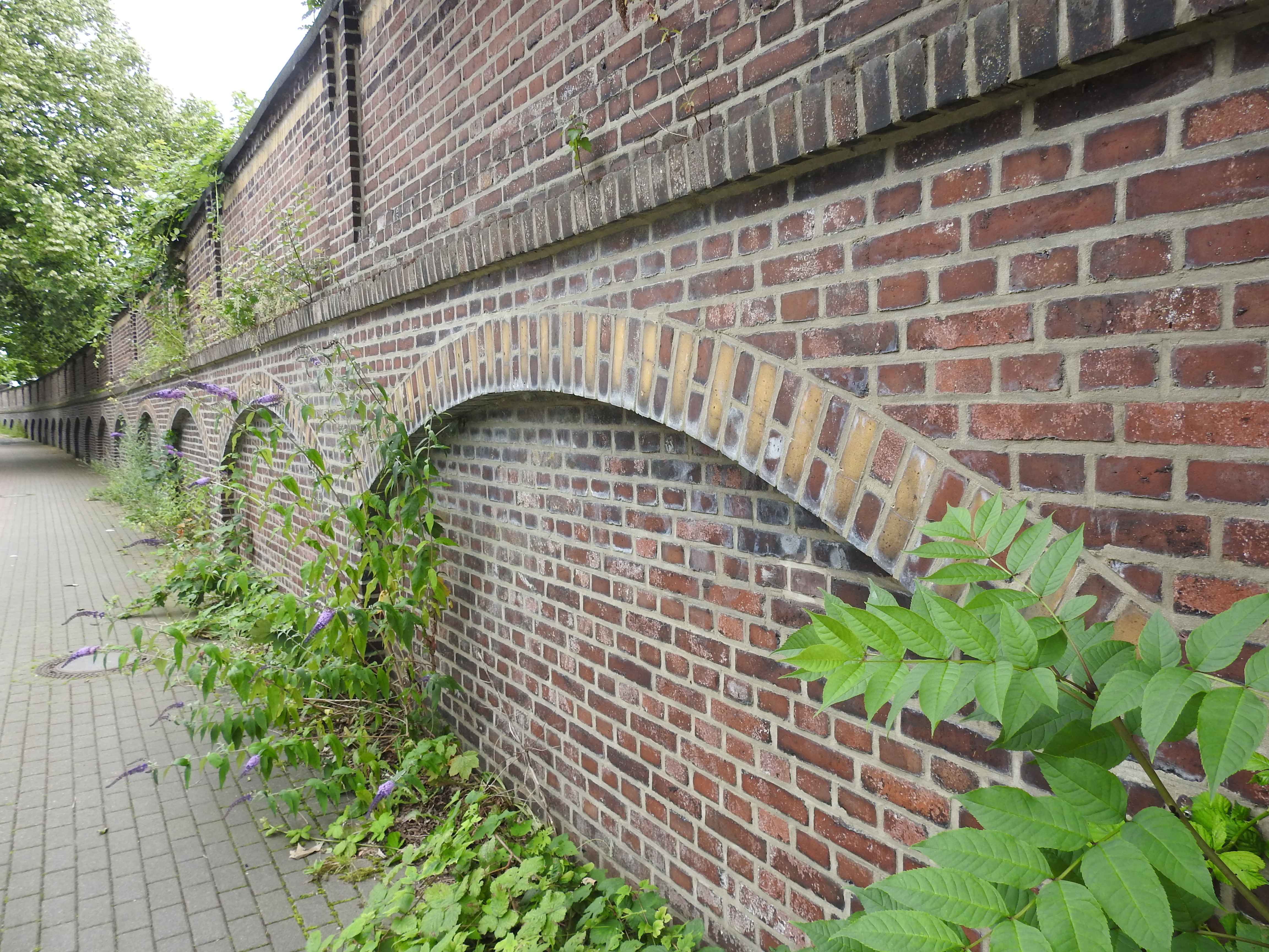 Ehemalige Zeche König Ludwig: Teilabschnitt der Zechenmauer an der Suderwichstraße mit Blendarkaden sowie abwechselnd mit roten und gelben Klinkern