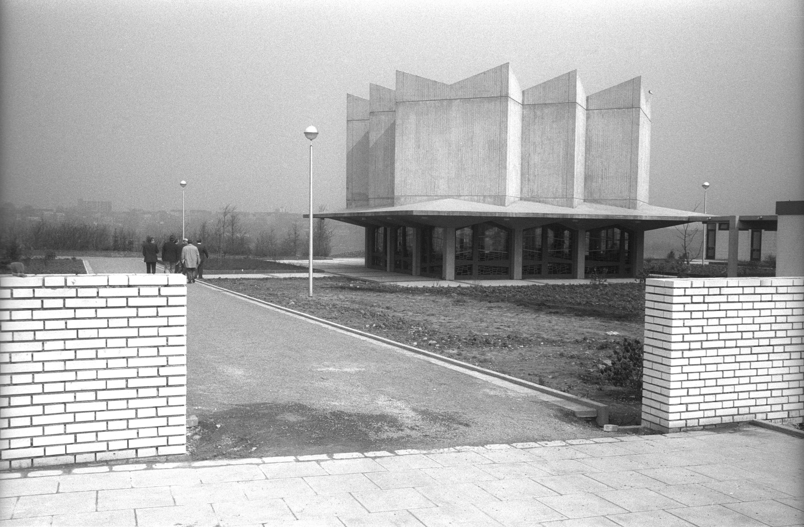 Historisches Foto des Hauptfriedhofs mit der Trauerhalle,1975