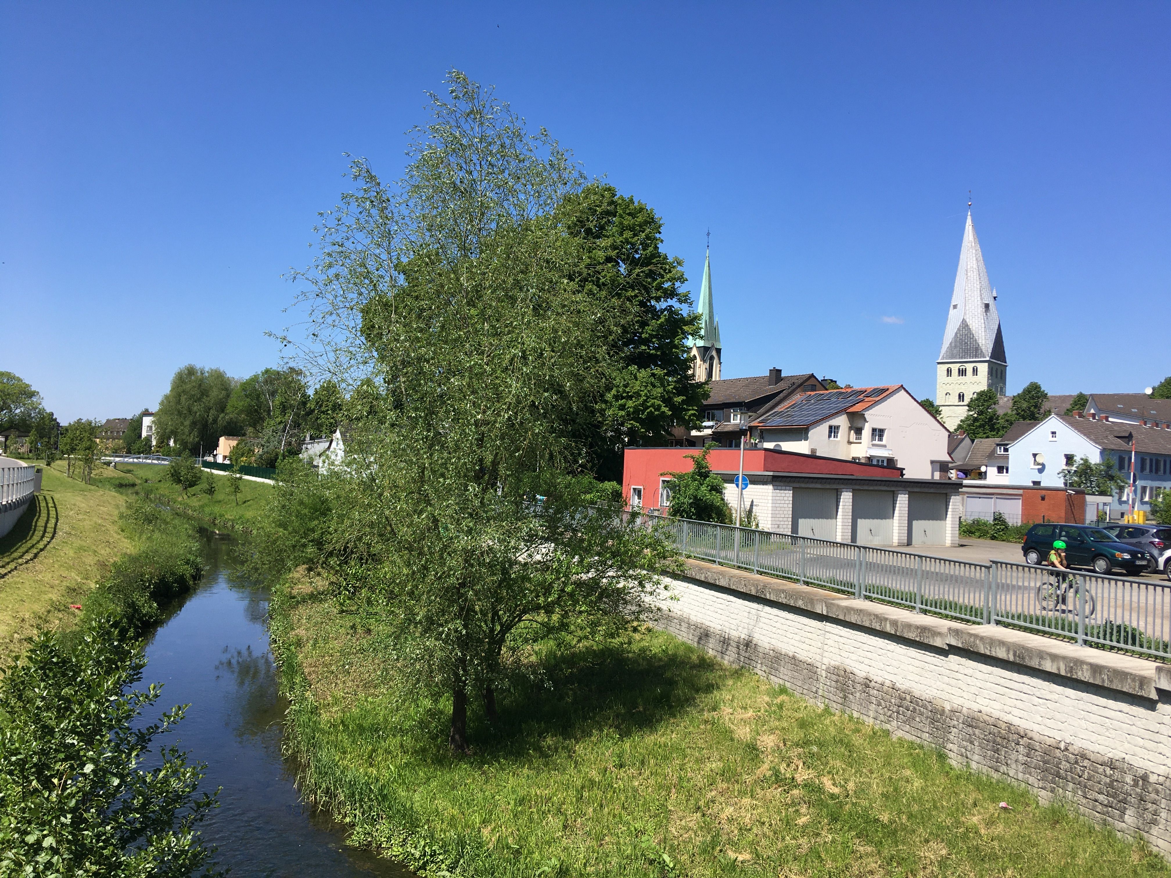 Kirchtürme der evangelischen Pauluskirche (rechts) und der katholischen Pfarrkirche zur Heiligen Familie (links)
