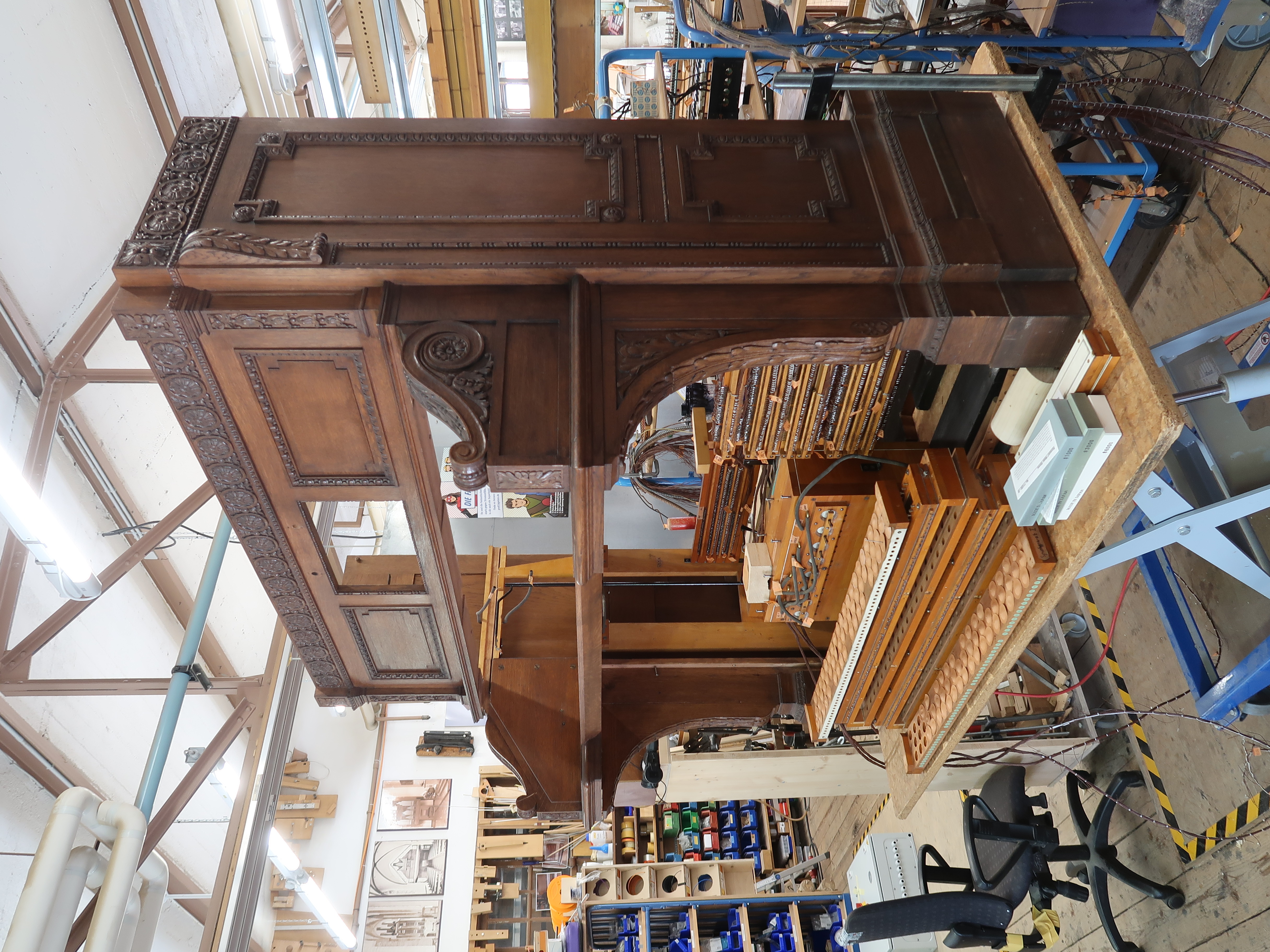 Orgel aufgebockt in der Restaurierungswerkstatt