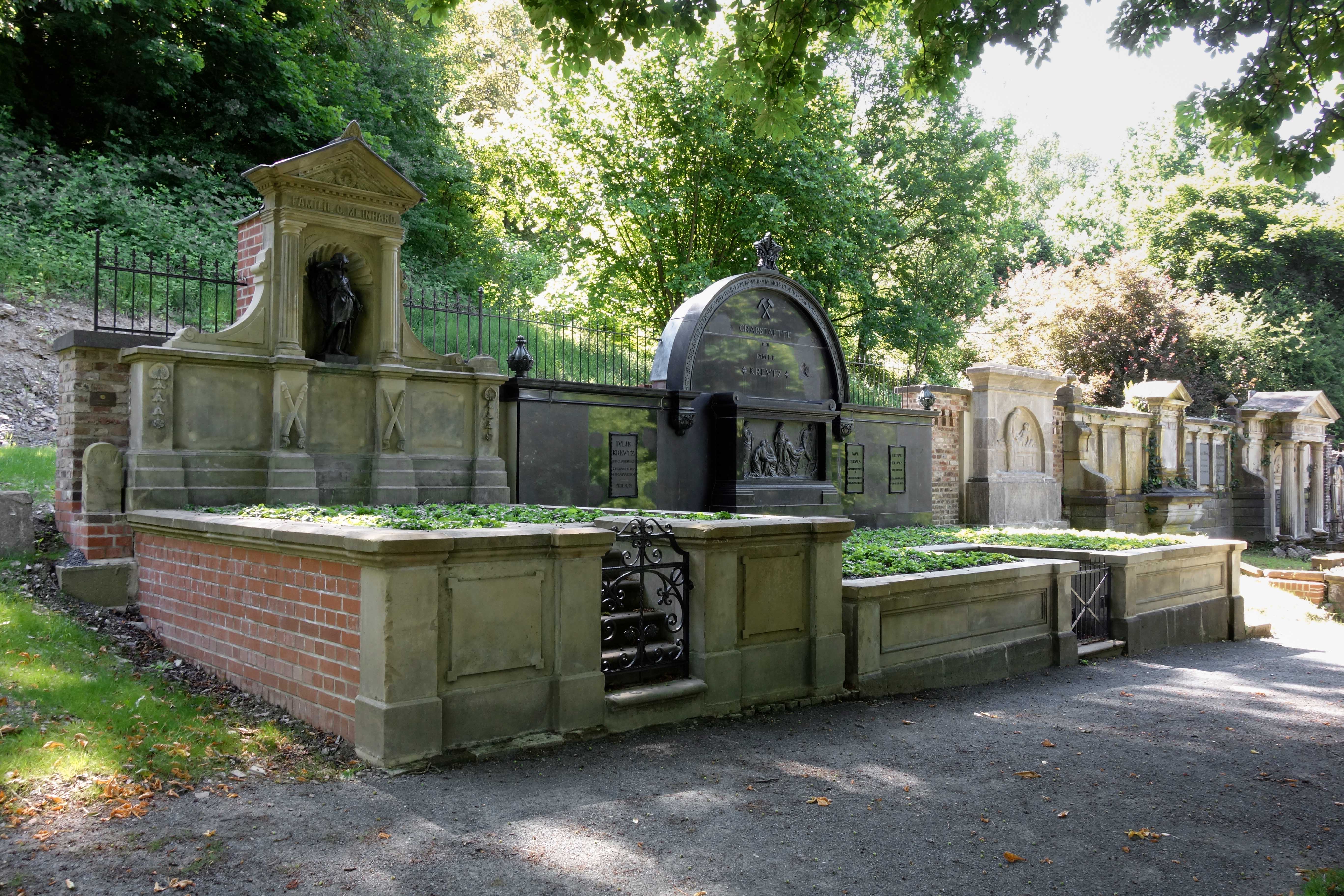 Das nördliche Ende des Gruftenweges nach Abschluss der Maßnahmen an den Grabstätten Meinhard, Kreutz und Dunninghaus 2022