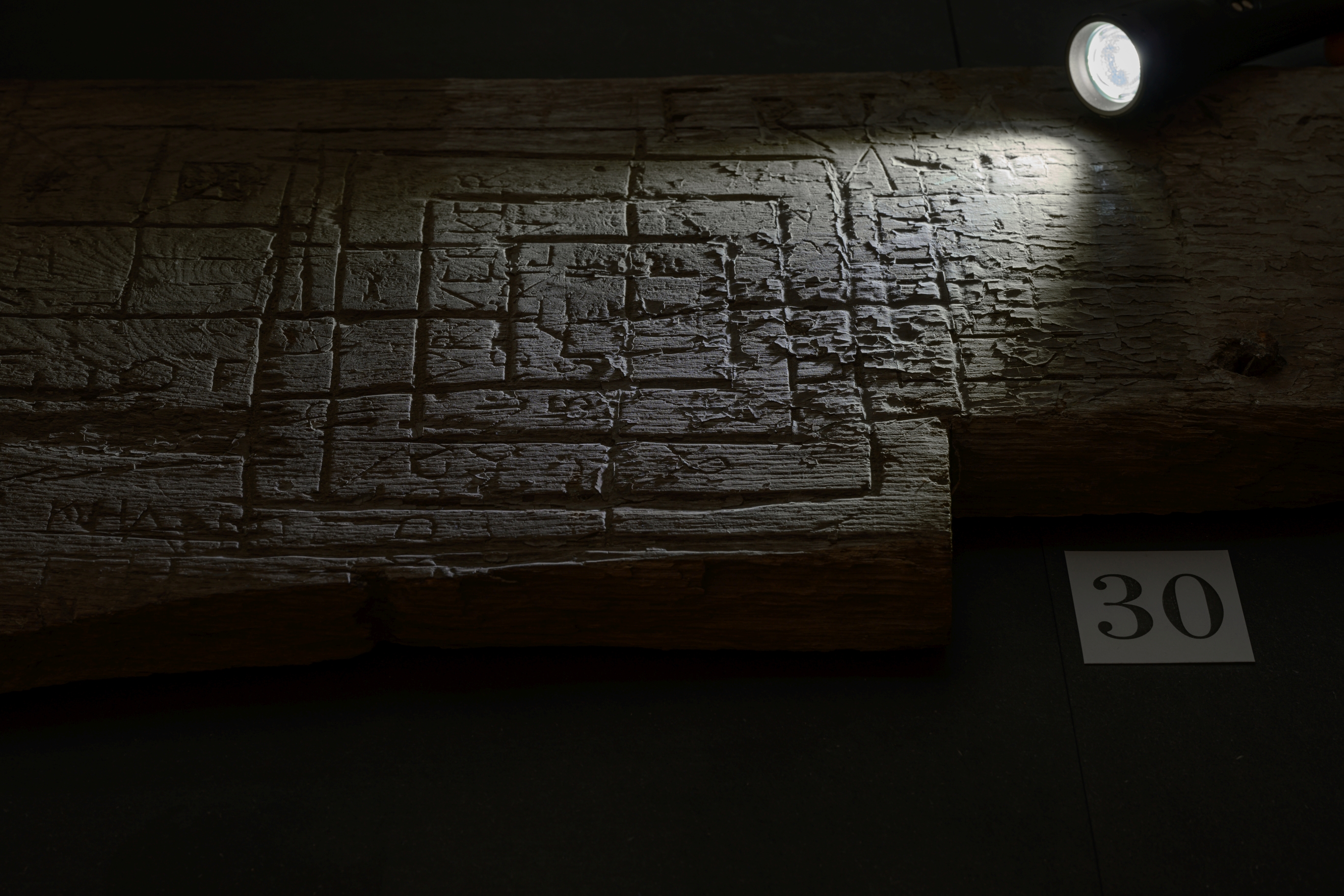 Kirchenbank mit eingekerbten Graffiti Kirchenbank mit eingekerbten Graffiti