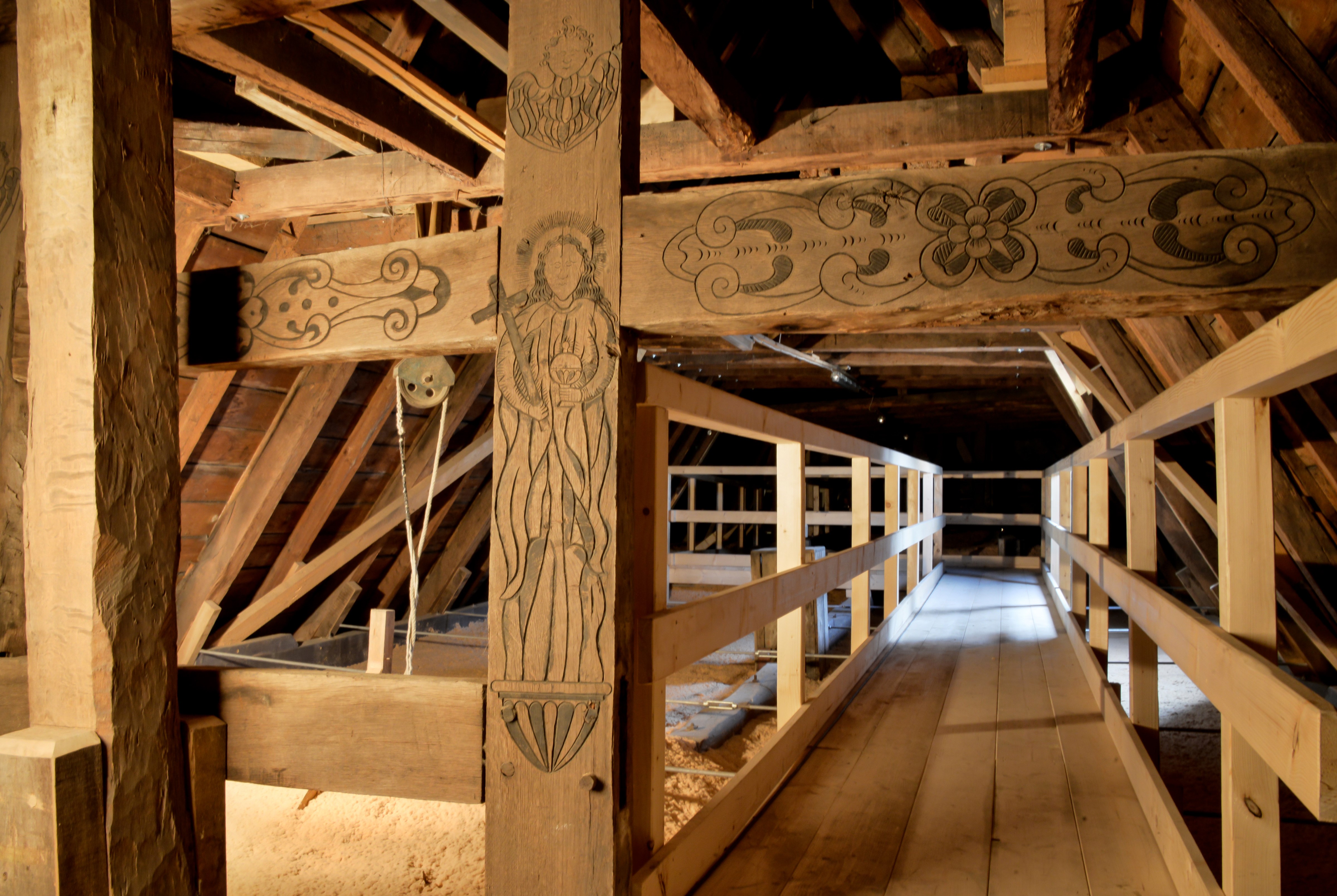 Detail des Ostgiebels mit den erhaltenen Holzschnitzereien