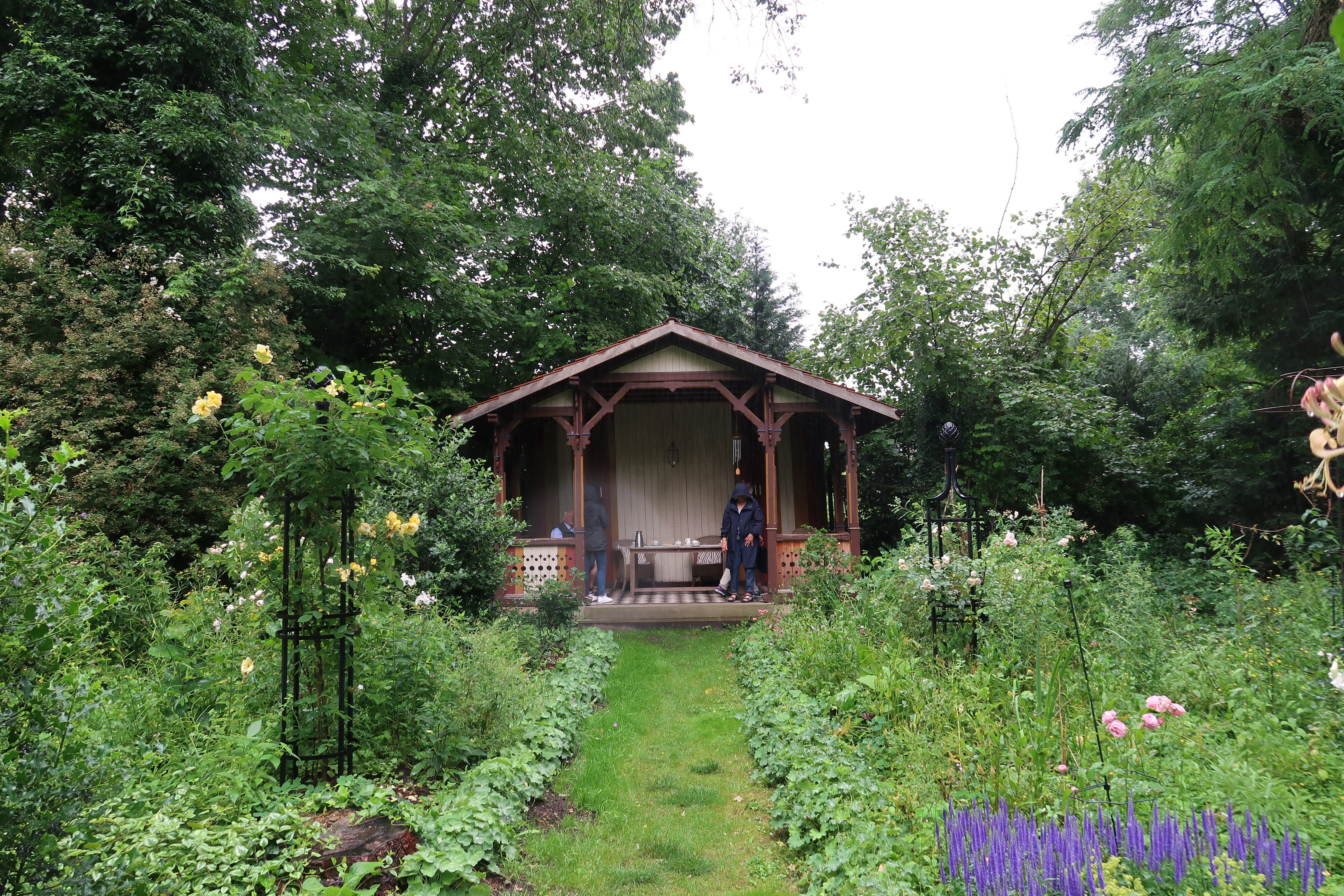 Blick auf den Garten mit Laube