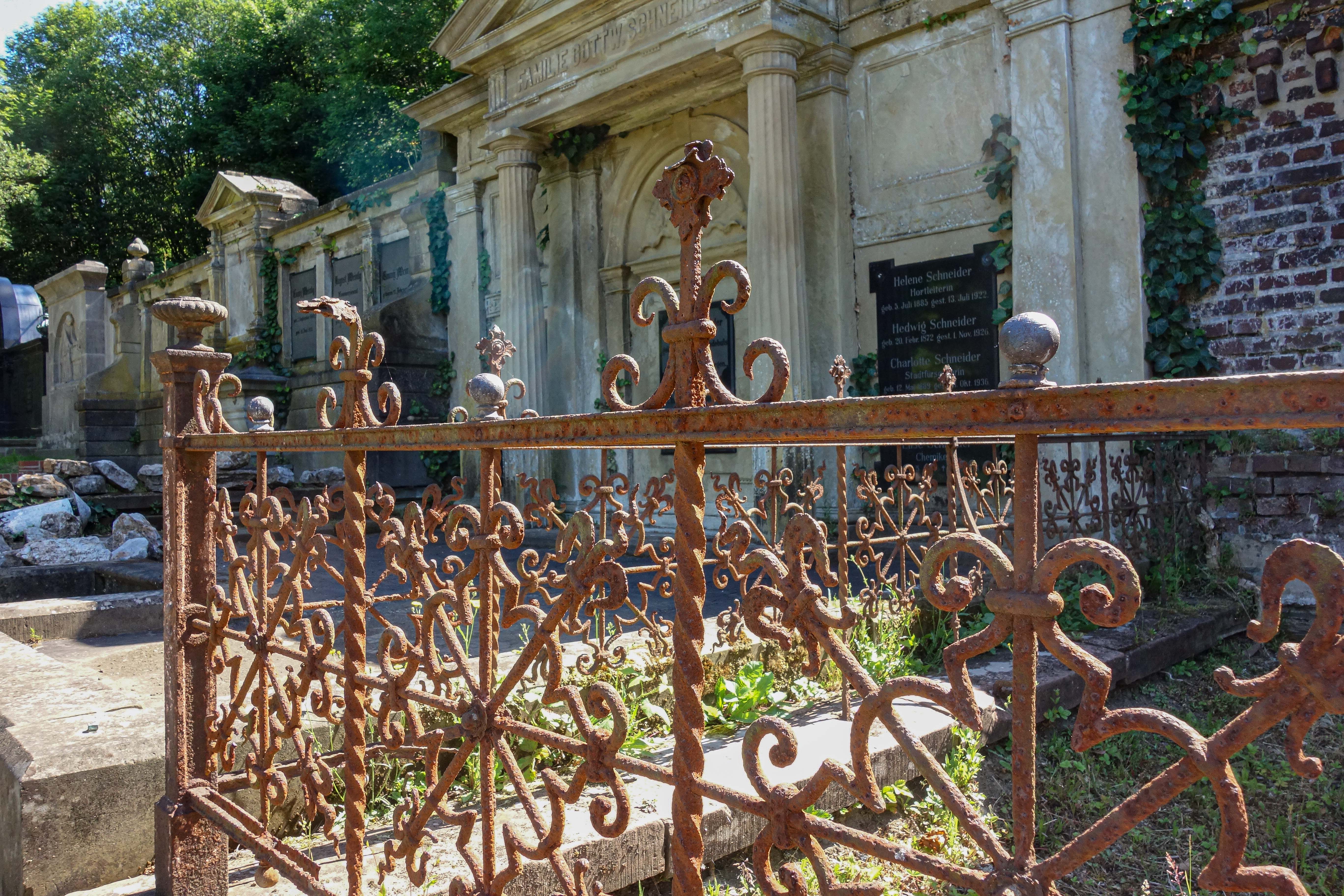 Detail des zierreichen Metallgitters einer noch sanierungsbedürftigen Grabstätte