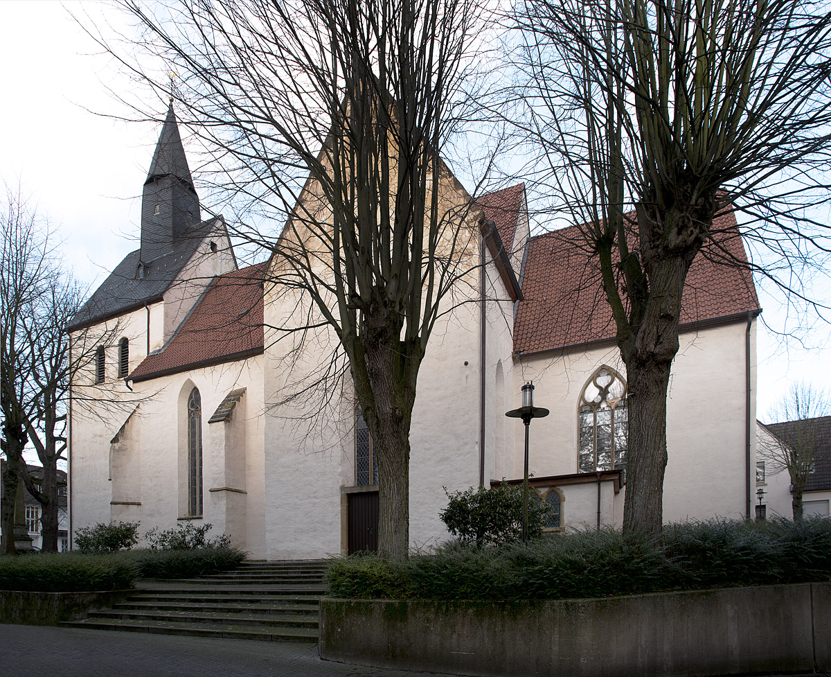 Blick von Südosten auf die Kirche