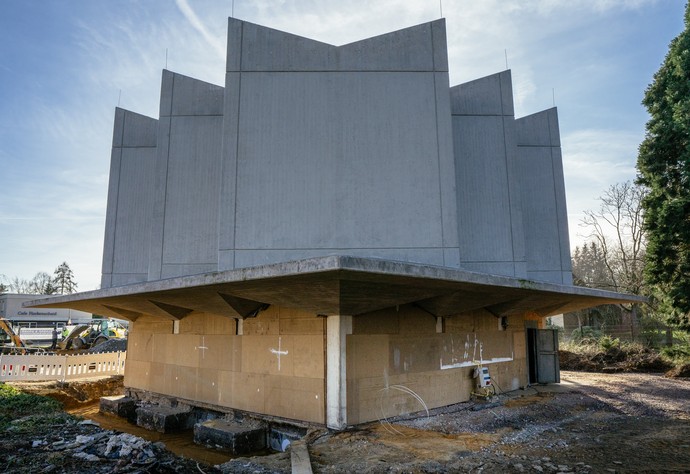 Außenansicht der Trauerhalle während der Sanierung