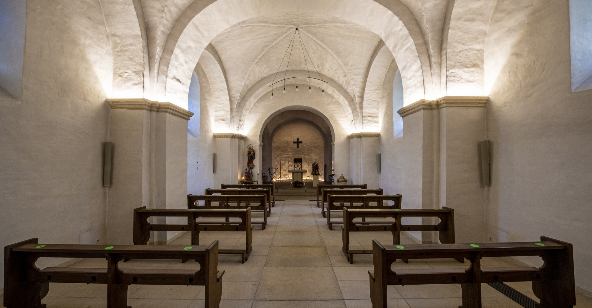 Kircheninneres nach Osten mit den beiden Jochen der Saalkirche