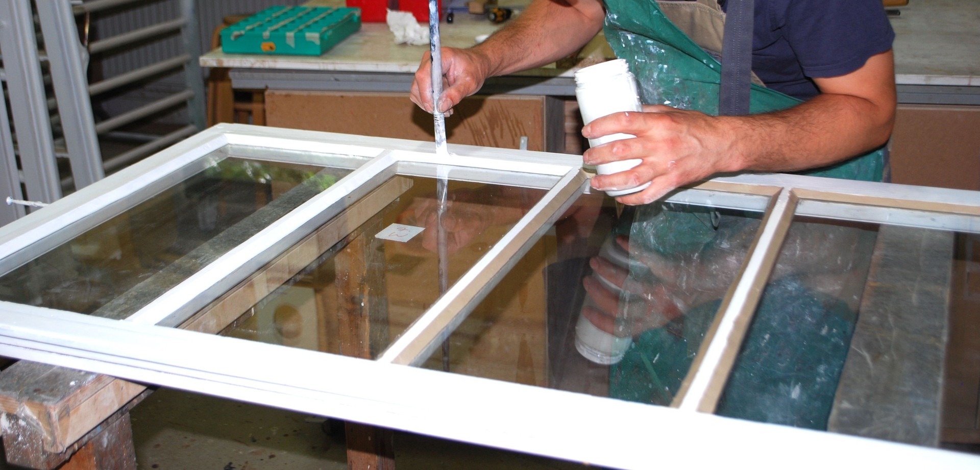 Auftragen der Leinölfarbe auf den Fensterkitt