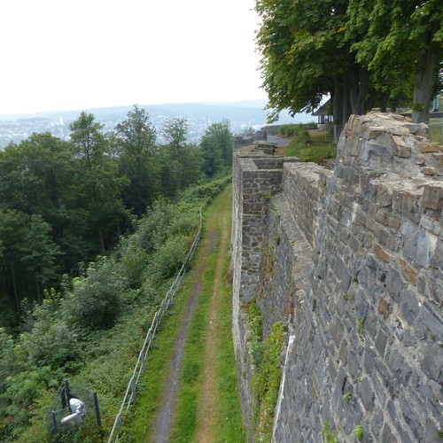 Alt-Arnsberg, Befestigung am Schlossberg