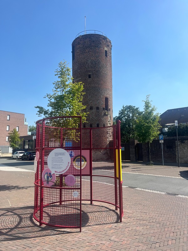 Der Windmühlenturm mit dem Drahtgestell als Vermittlungselement